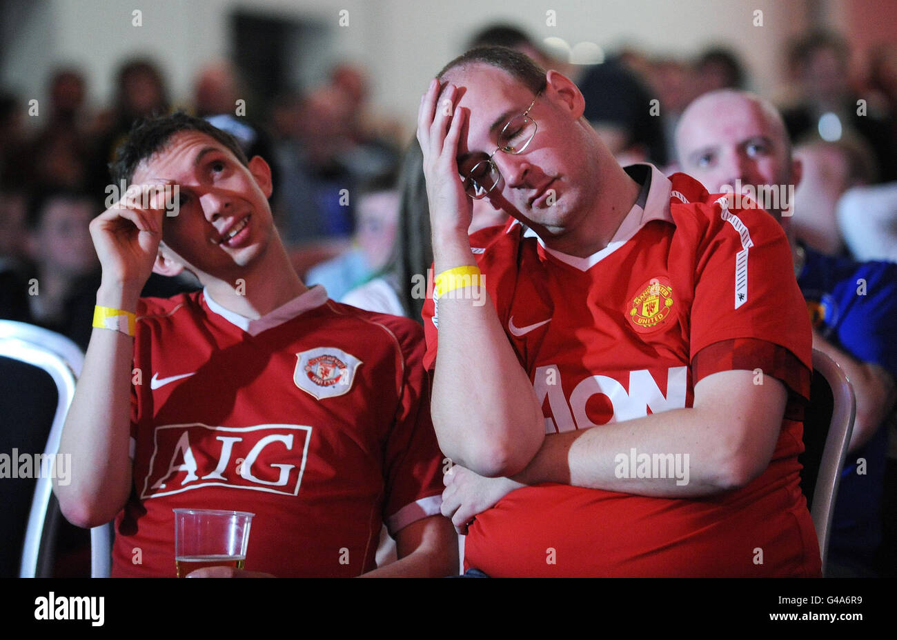 I fan di Manchester United sono stati espulsi dopo aver visto David Villa segnare il terzo gol di Barcellona durante la finale di Champions League mostrata sui grandi schermi all'interno del Lancashire Cricket Club, Old Trafford, Manchester. Foto Stock