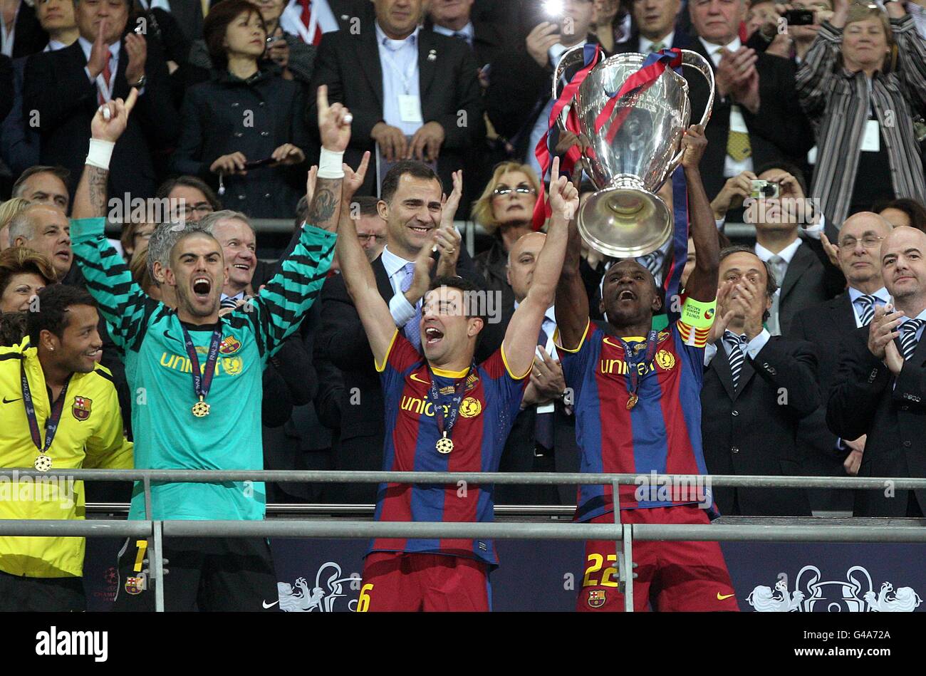I giocatori di Barcellona festeggiano con il Trofeo UEFA Champions League Foto Stock