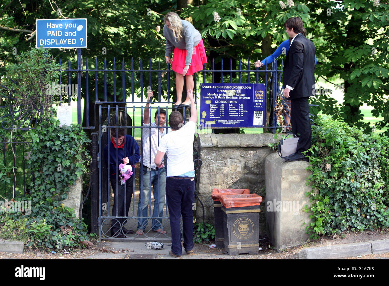 Maggio. Gli studenti si arrampicano su una recinzione dopo aver nuotato nel fiume Cherwell e festeggiano il giorno di maggio a Oxford. Foto Stock