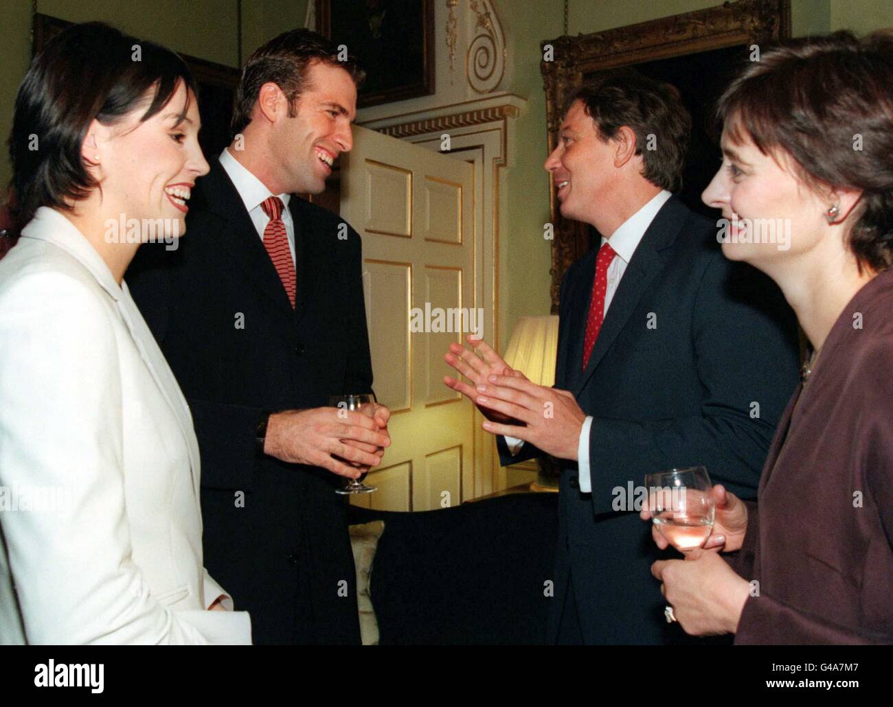 Lucy Connor (a sinistra), ragazza della star britannica del tennis Greg Rusedski, incontra Cherie Booth (a destra) mentre Rusedski e il primo ministro Tony Blair parlano insieme durante una festa di showbiz a 10 Downing Street questa sera (mercoledì). Circa 150 ospiti hanno preso parte alla riunione scintillante. Foto PA (Reuter Rota Pic) Foto Stock