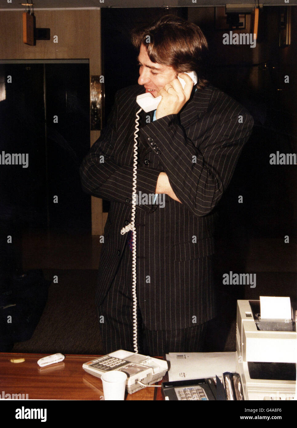 PA NEWS FOTO : 3/10/97 : TV presentatore Jonathan Ross presso il Regent Street Austin REED STORE per il lancio di 'SUIT EXCHANGE QUINDICI GIORNI ". Foto di Paul Tracy. Foto Stock