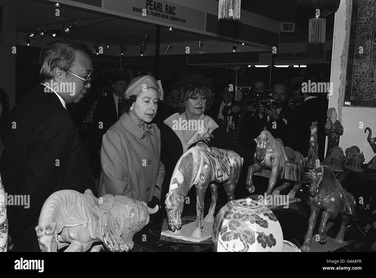 La Regina Elisabetta II e la Signora 'Bubbles' Rothermere all'Ideal Home Exhibition di Londra con l'Ambasciatore cinese Chaozhu , a sinistra, che era a disposizione con informazioni mentre esaminavano lo Stand Cinese delle Arti e dell'Artigianato Nazionale. Foto Stock