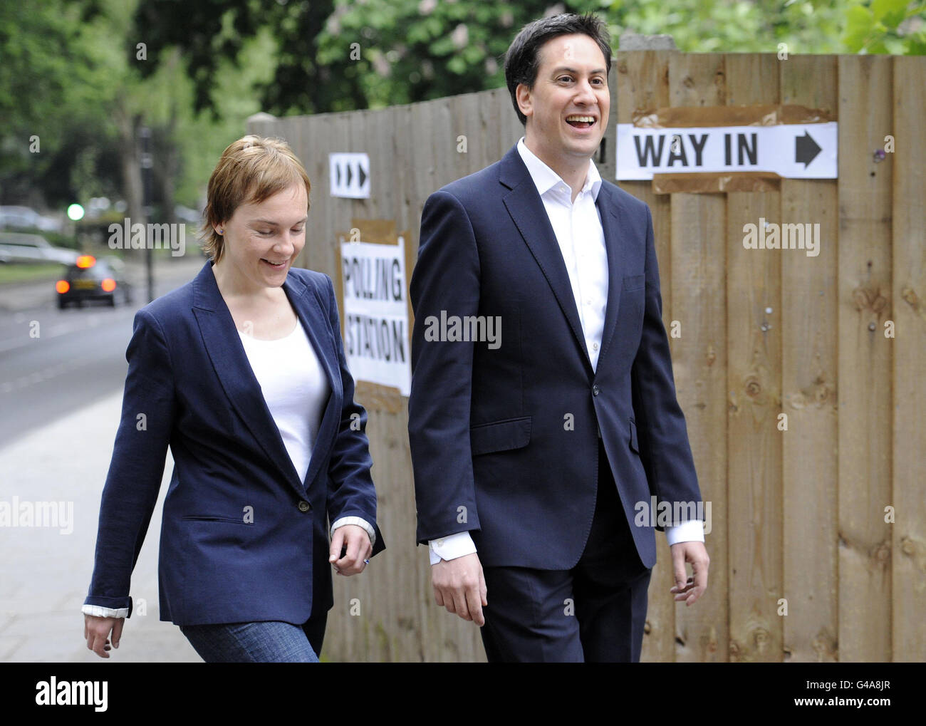 Il leader del partito laburista ed Miliband arriva alla stazione di polling della Parliament Hill School a North London con il suo partner Justine Thornton che voterà nel referendum AV. Foto Stock