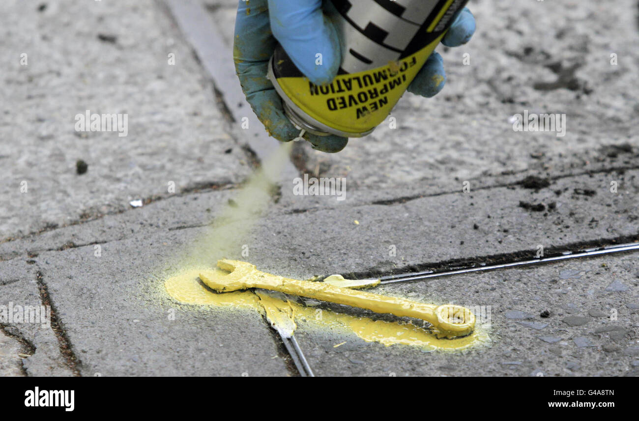 Gardai foca buchi e colivali fuori dal Dipartimento del Taoiseach a Dublino, prima delle visite di Stato del presidente americano Obama e della regina Elisabetta II Foto Stock