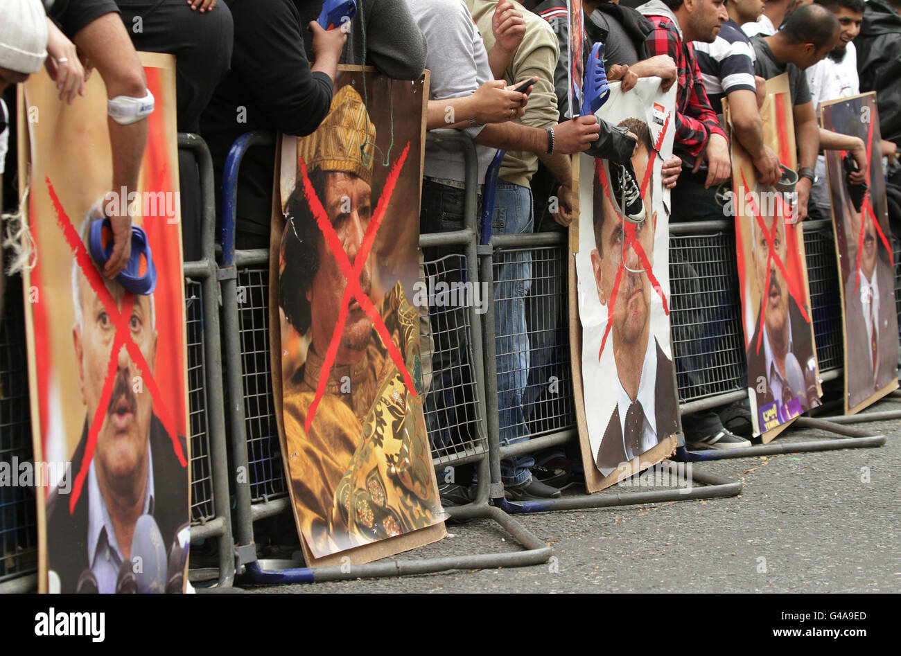 I musulmani provenienti da tutto il Regno Unito manifestano al di fuori dell’ambasciata siriana a Belgrave Square, nel centro di Londra, dopo una manifestazione organizzata da Hizb ut-Tahrir, in solidarietà con la popolazione che si erge in tutto il mondo arabo e musulmano. Foto Stock