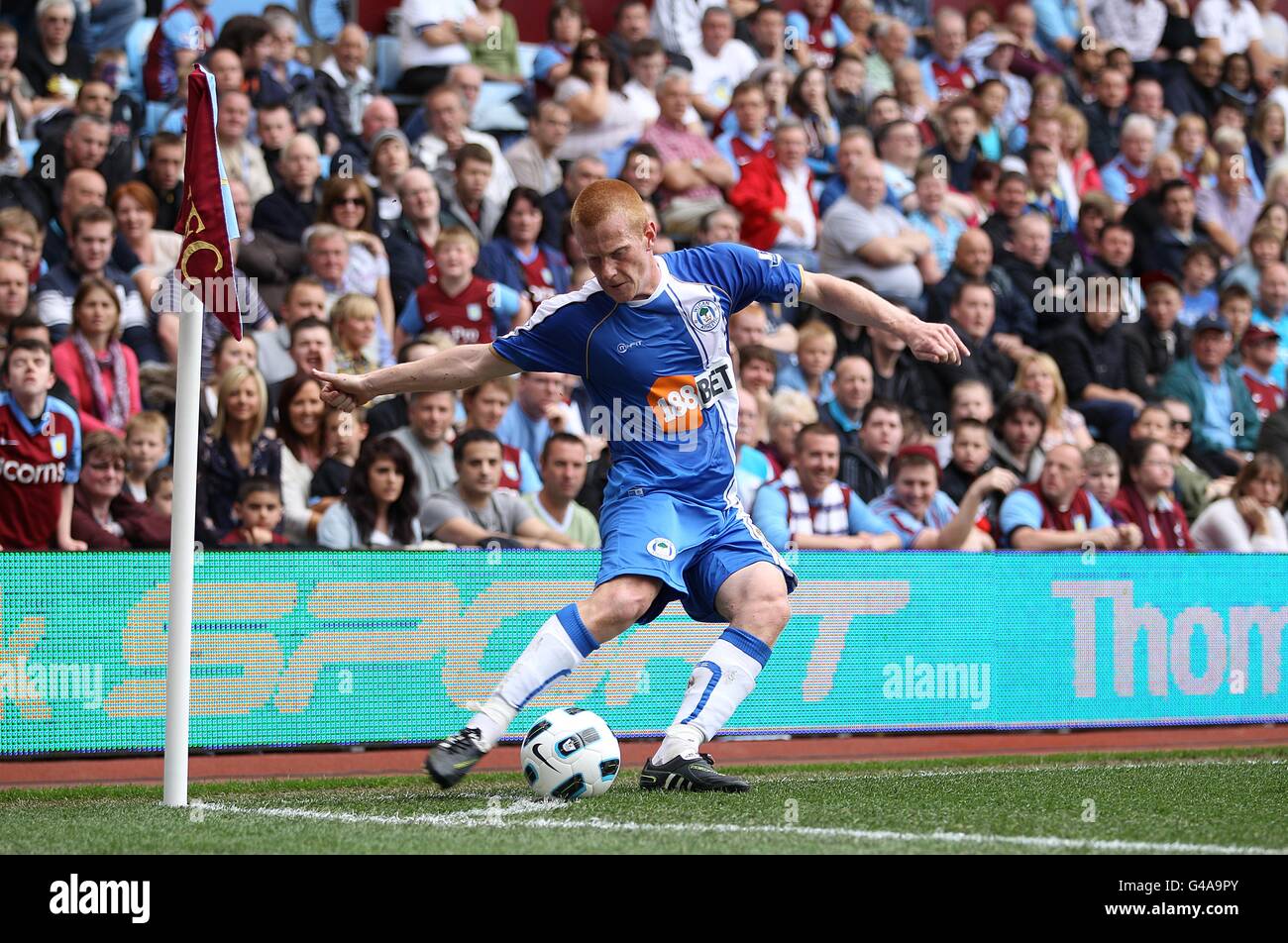 Calcio - Barclays Premier League - Aston Villa v Wigan Athletic - Villa Park. Ben Watson di Wigan Athletic fa un angolo Foto Stock