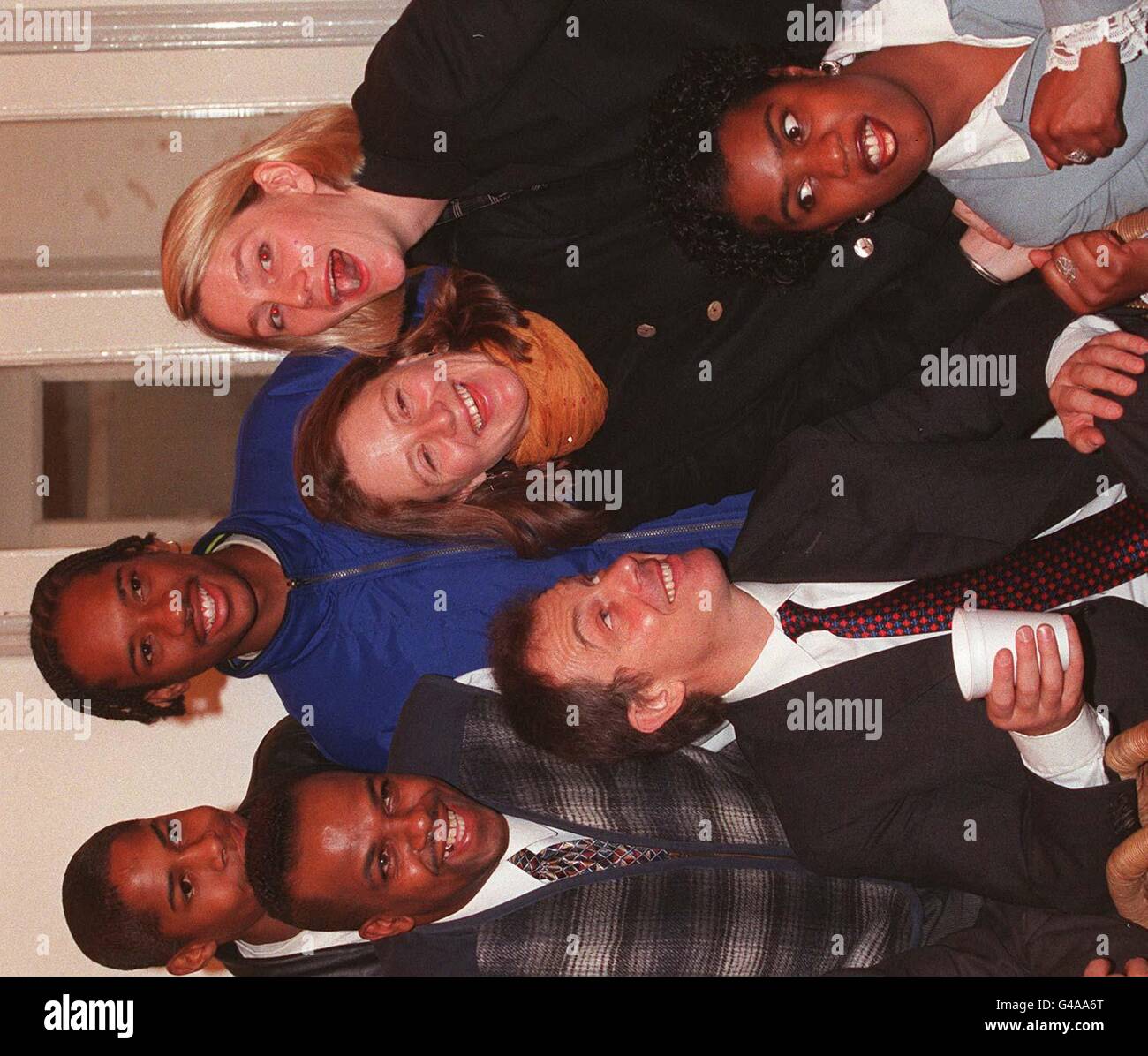 La Gran Bretagna è il primo ministro Tony Blair è spremuta di alunni e di personale al Dalston progetto giovanile nel nord di Londra in quanto essi rappresentano per le foto di gruppo e per giorno (giovedì). Il progetto è quello di educare i giovani di età compresa tra 11-18, che hanno problemi e ritenuti a rischio. Il Governo lancia un pre Bill Libro bianco sulla gioventù giustizia Nov 27. (AP,WPA ROTA) Foto Stock