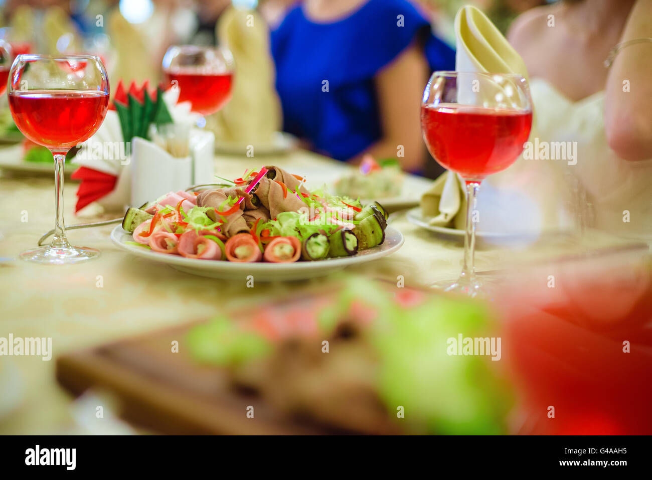 Bicchieri di vino con profondità di campo Foto Stock