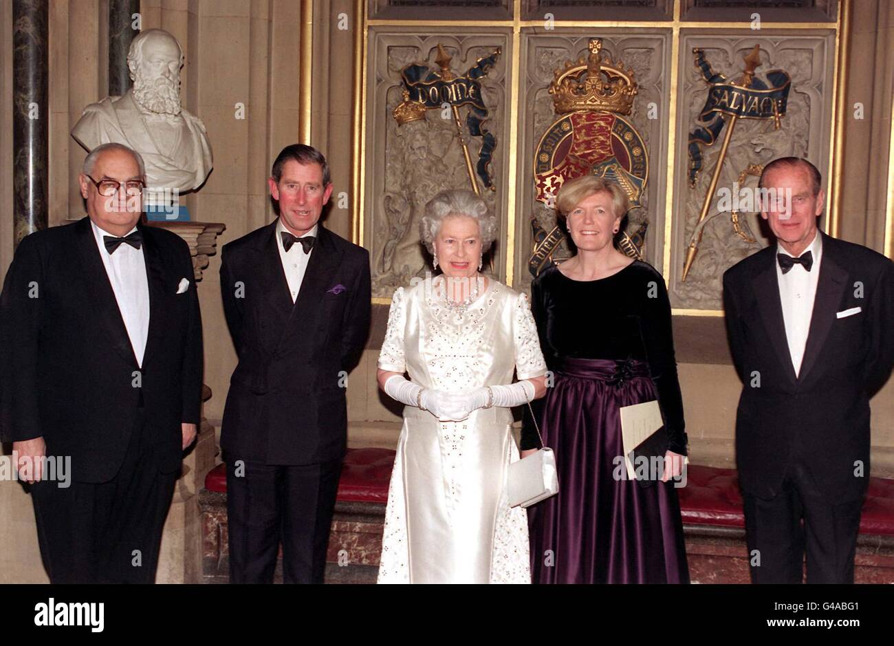 La Regina Elisabetta II (centro) e suo marito il Duca di Edimburgo (destra) accompagnati dal figlio maggiore delle coppie il Principe di Galles (2° a sinistra) partecipano ad una cena ospitata dal Consiglio privato per celebrare il 50° anniversario di matrimonio della Regina. Salutando la Regina erano Lord Richards, Lord Privy Seal (a sinistra) e Ann Taylor Presidente del Consiglio privato, alla Royal Gallery, Casa dei Lord questa sera. Foto di John Stillwell/PA (WPA Rota). Foto Stock