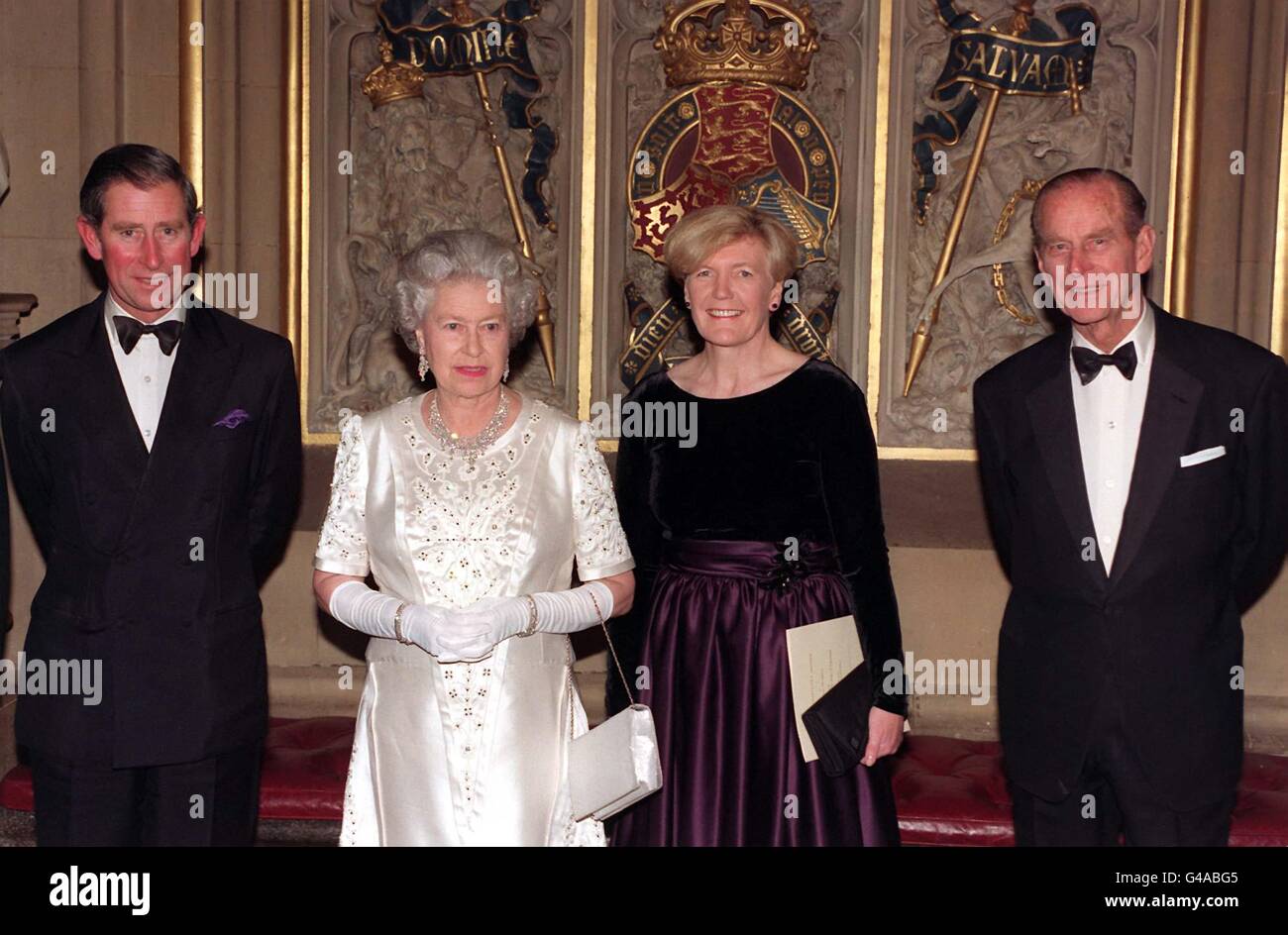 La Regina Elisabetta II (seconda a sinistra) e suo marito il Duca di Edimburgo (a destra) accompagnati dal figlio maggiore delle coppie il Principe di Galles (a sinistra) partecipano a una cena ospitata dal Consiglio privato per celebrare il 50 ° anniversario di matrimonio della Regina. Saluto la Regina è Ann Taylor Presidente del Consiglio privato, presso la Galleria reale, Casa dei Lord questa sera. Foto di John Stillwell/PA (WPA Rota). Foto Stock