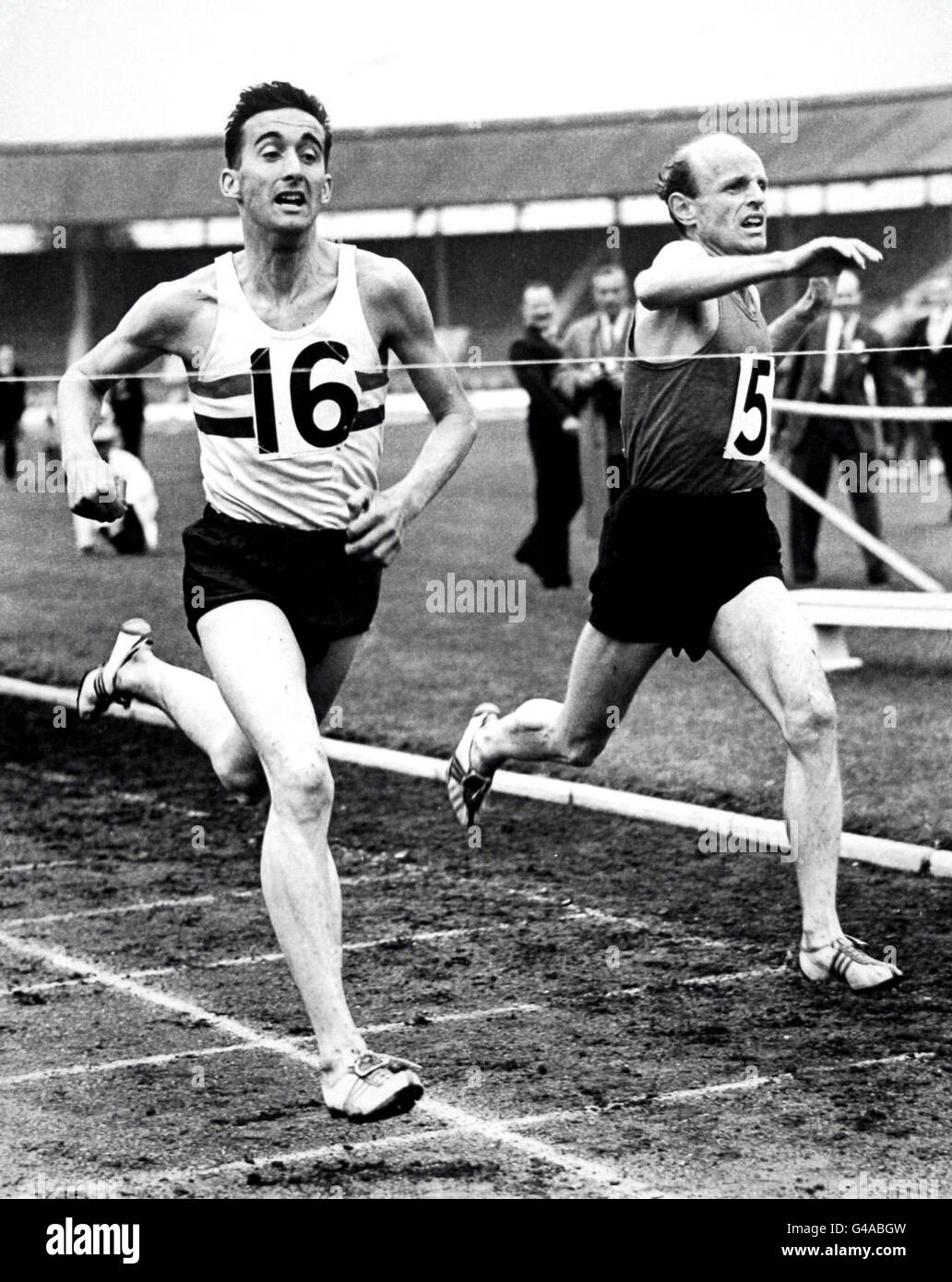 Atletica - Giochi britannici - Men's 2 Miles - White City. Gordon Pirie ha vinto l'evento internazionale di tre miglia al British Games di White City. Foto Stock