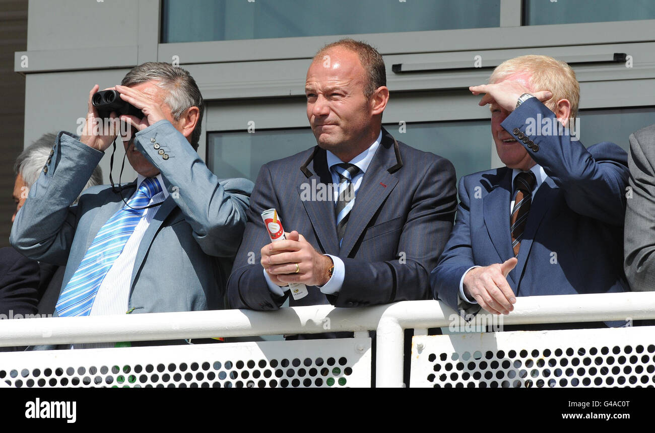L'ex calciatore professionista Alan Shearer (al centro) guarda l'azione del totesport Hambleton Stakes durante il Dante Festival all'Ippodromo di York. Foto Stock