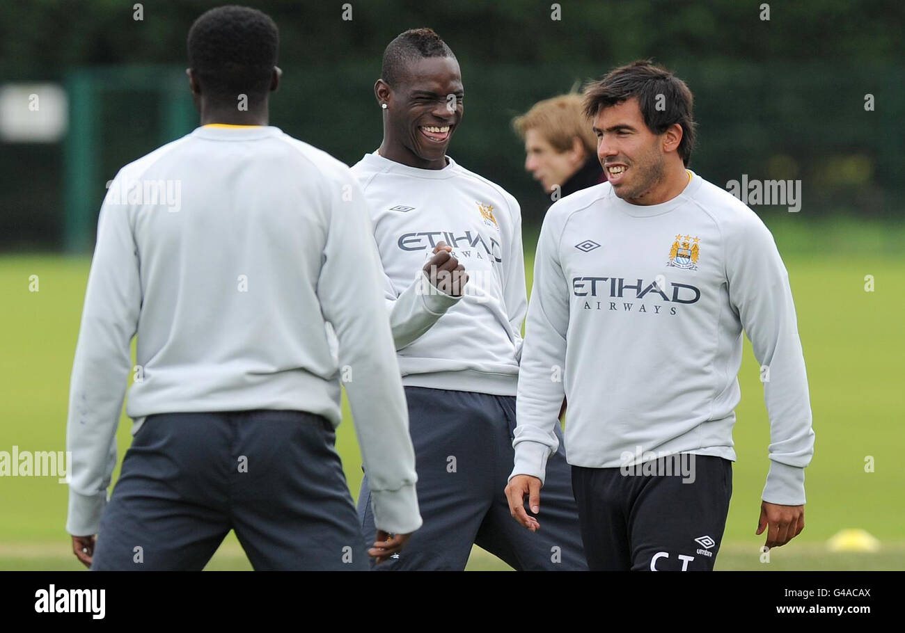 Calcio - Manchester City fa Cup Final Preview Day - Carrington Training Ground. Mario Balotelli (centro) e Carlos Tevez di Manchester City durante la giornata dei media al Carrington Training Ground di Manchester. Foto Stock