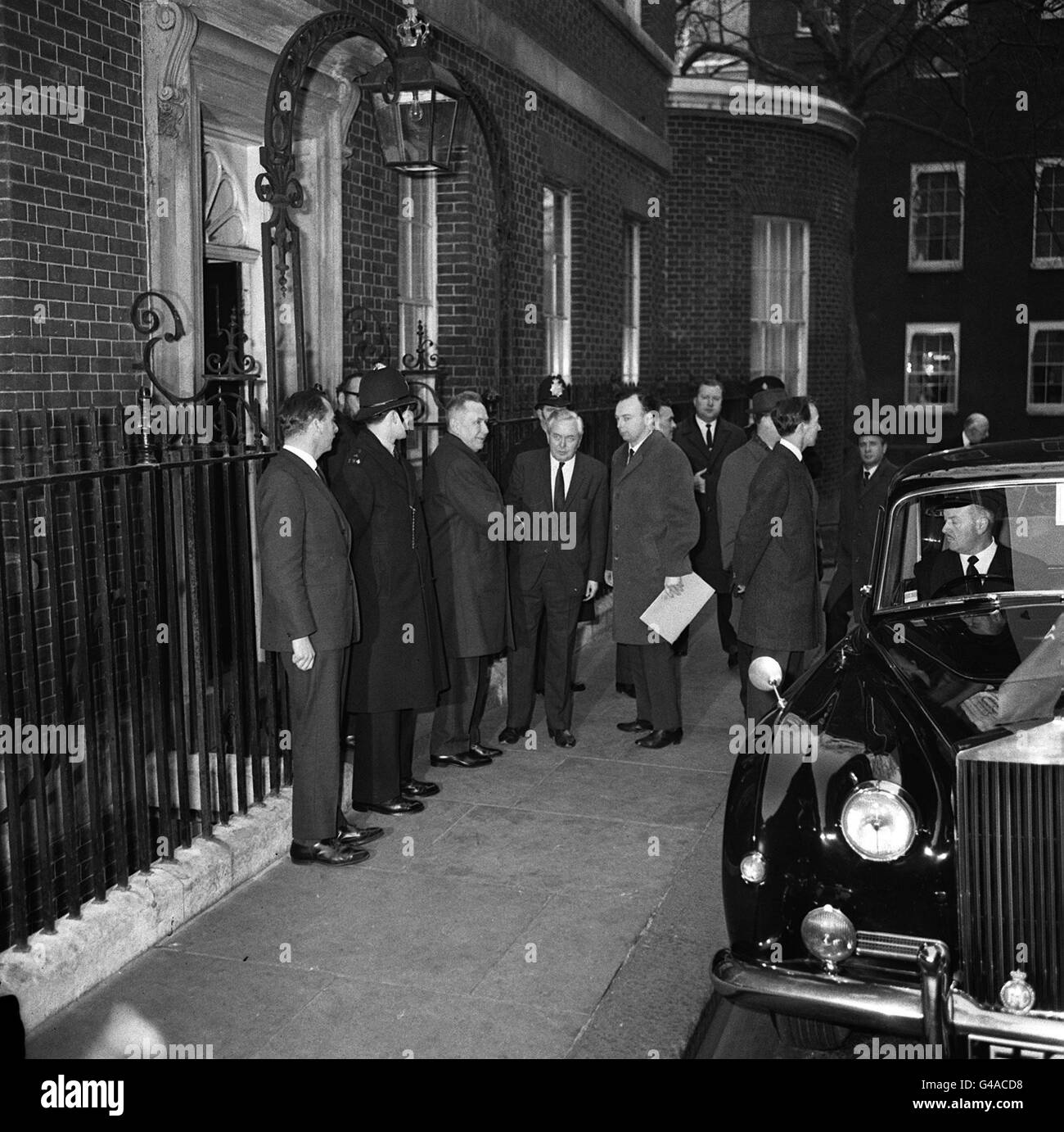 PA NEWS FOTO 6/2/67 Il sig. ALEXEI KOSYGIN sovietica di primo ministro ha salutato dal sig. HAROLD WILSON con una stretta di mano al suo arrivo al n. 10 di Downing Street, Londra per la loro prima sessione di conferenza Foto Stock