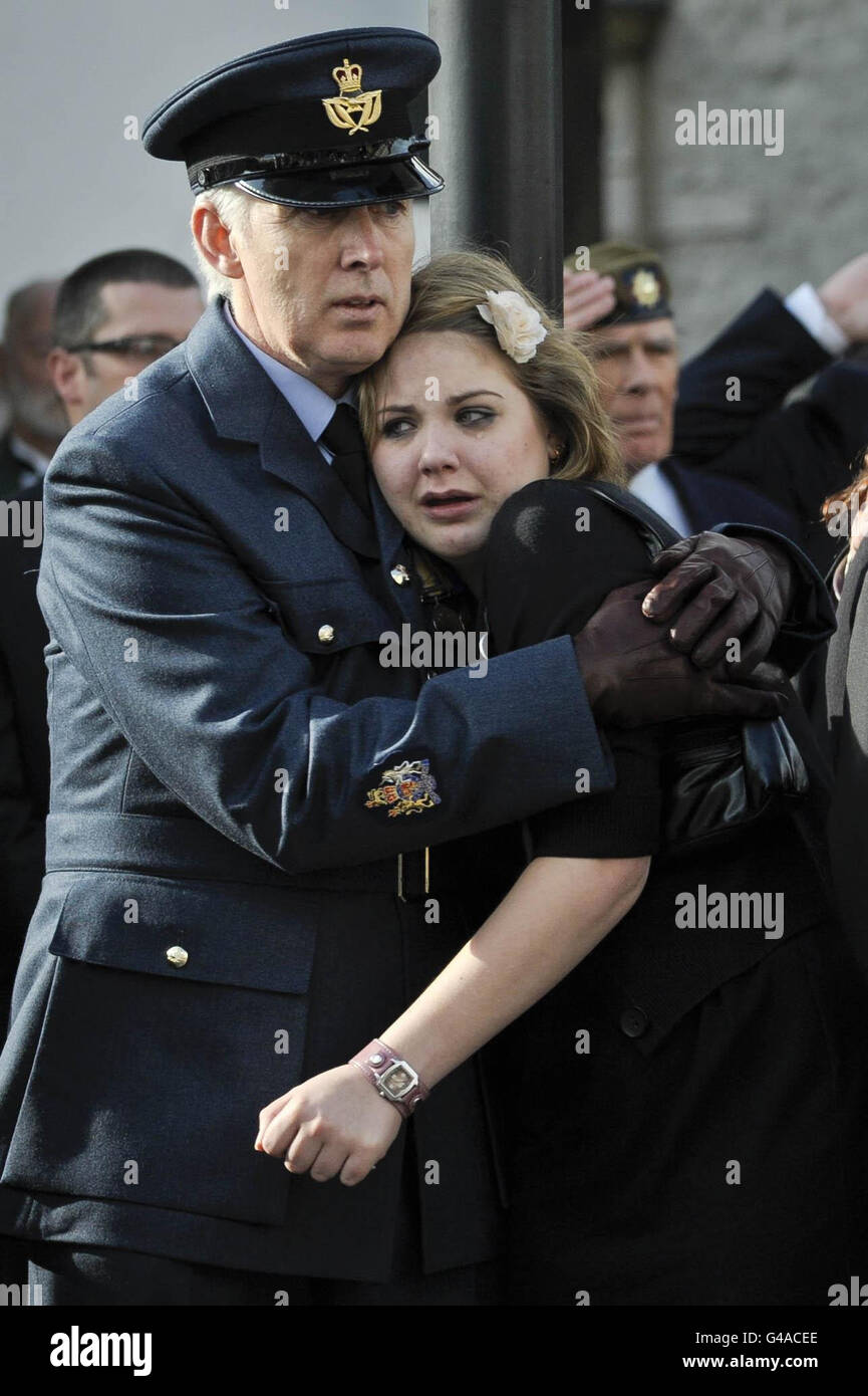 Famiglia e amici del warrant Officer Classe 2 Graham Bean, morto il 3 maggio dopo essere stato improvvisamente ammalato durante la mountain bike, reagiscono come il cuore, contenente la bandiera dell'Unione coperta bara del servitore di 54 anni, Che ha servito con i volontari regimentali del 73, per arrivare sulla High Street della città Wiltshire di Wootton Bassett come corpo di Graham è rimpatriato nel Regno Unito. Foto Stock