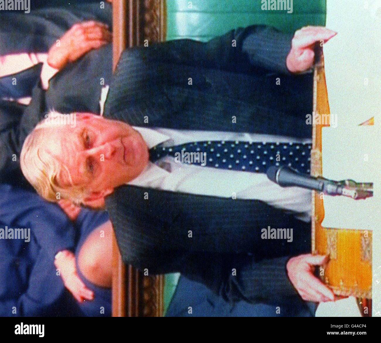 File video-grab datato 10.11.92 del procuratore generale John Morris che ha ottenuto un'ingiunzione nella High Court a Londra il martedì soltanto le ore prima del giornale di Sun era di nominare il ministro il cui figlio era al centro delle accuse di traffico di droga. Il Ministro del Gabinetto è stato nominato oggi da due quotidiani scozzesi (venerdì). L'edizione scozzese del Daily Mail e le successive edizioni dei giornali Scotsman hanno entrambi nominato il ministro più anziano coinvolto nel filone della droga. Vedi PA Story ministro DELLA POLIZIA. Foto Stock