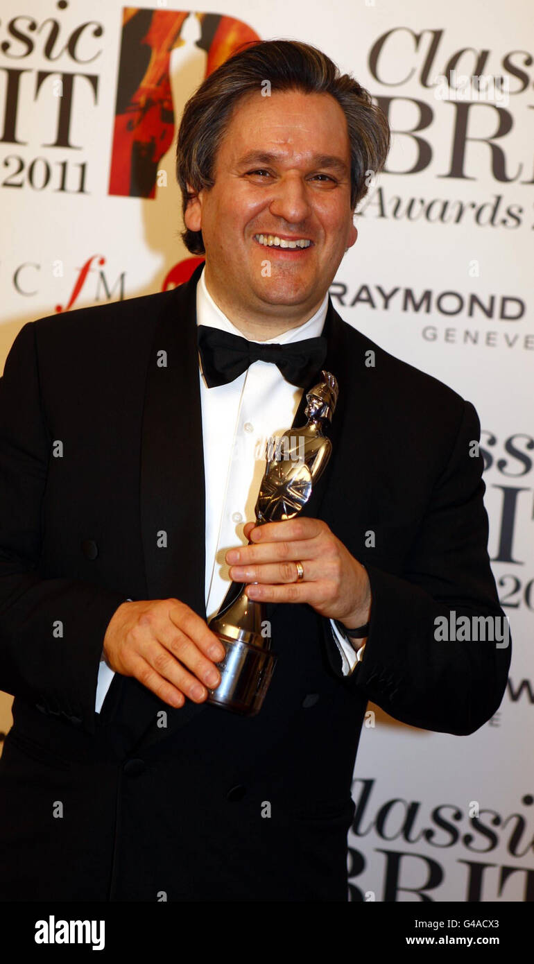 Antonio Pappano vince il premio per l'artista maschile dell'anno ai Classic BRIT Awards 2011, presso la Royal Albert Hall, nel centro di Londra. Foto Stock