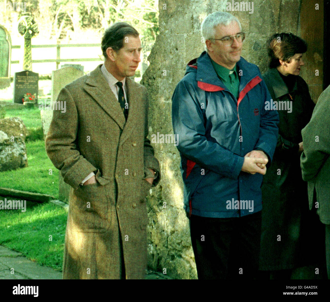 Il Principe di Galles con il Reverando Richard Hall alla Chiesa della Santissima Trinità a Loe, vicino Bath, durante una visita ai siti del Ducato di Cornovaglia oggi (Venerdì). Immagine PA Foto Stock