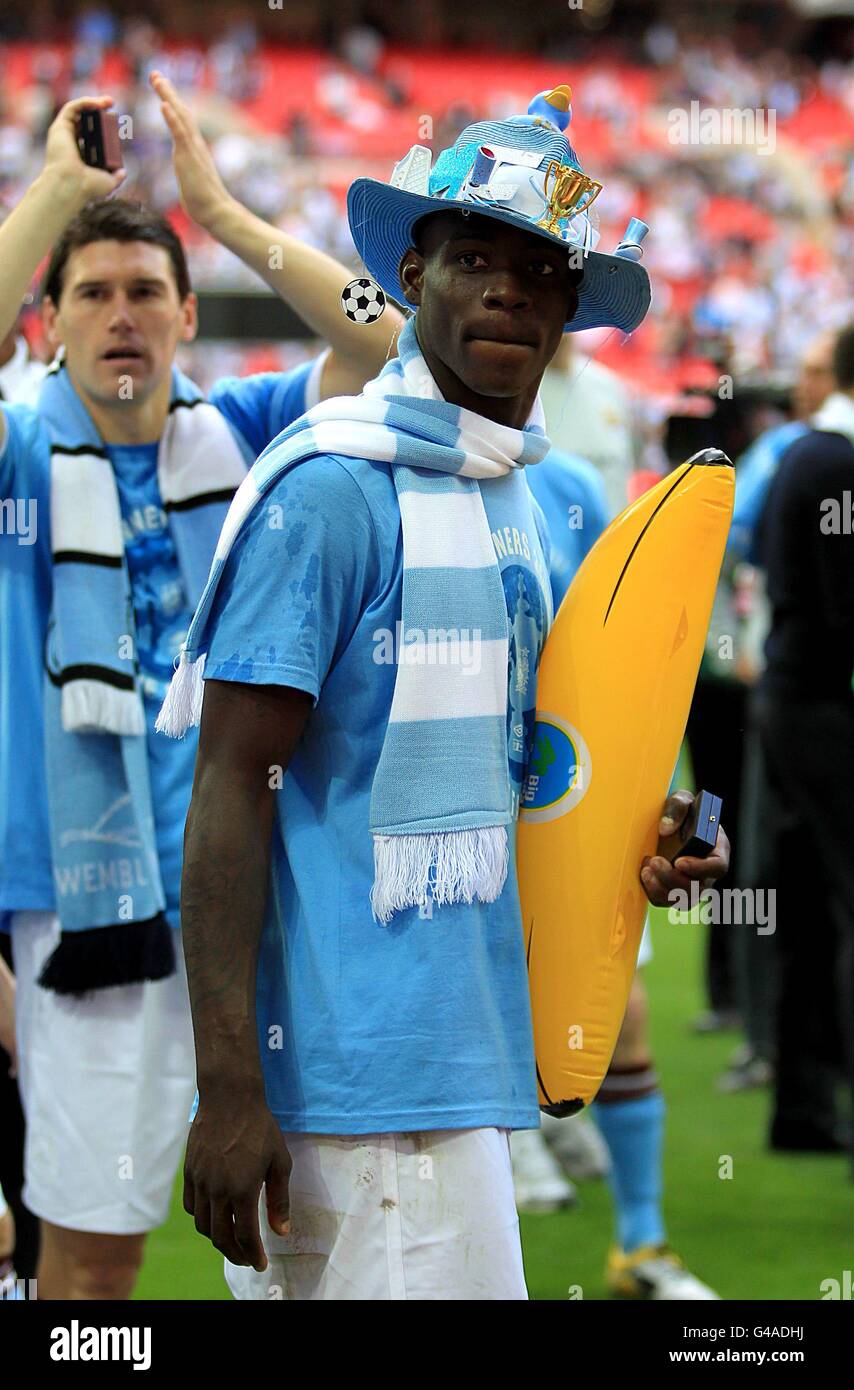 Mario Balotelli di Manchester City celebra la vittoria della fa Cup Foto  stock - Alamy