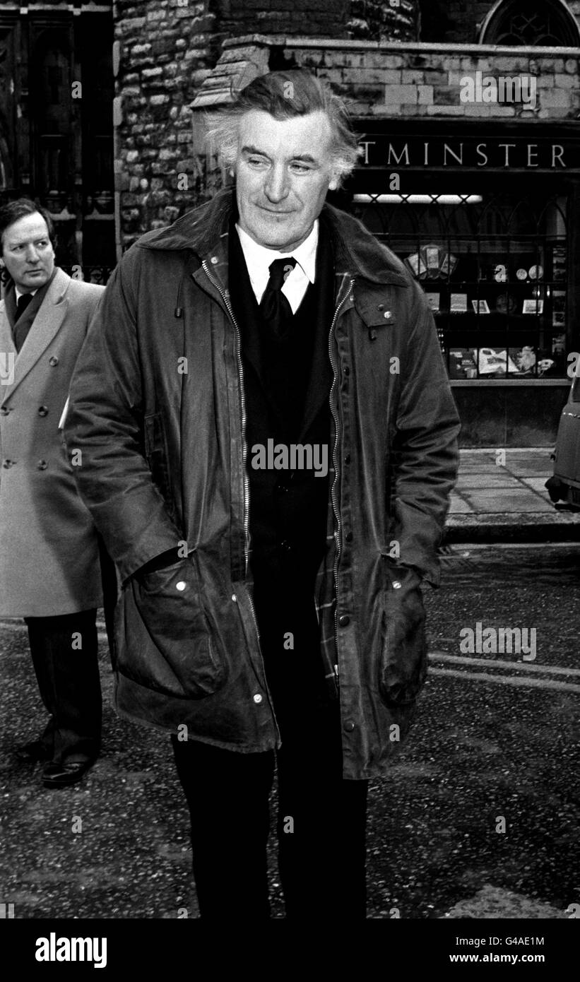 Il poeta Laureate Ted Hughes ha partecipato ad un servizio commemorativo per il poeta Philip Larkin all'Abbazia di Westminster. Foto Stock