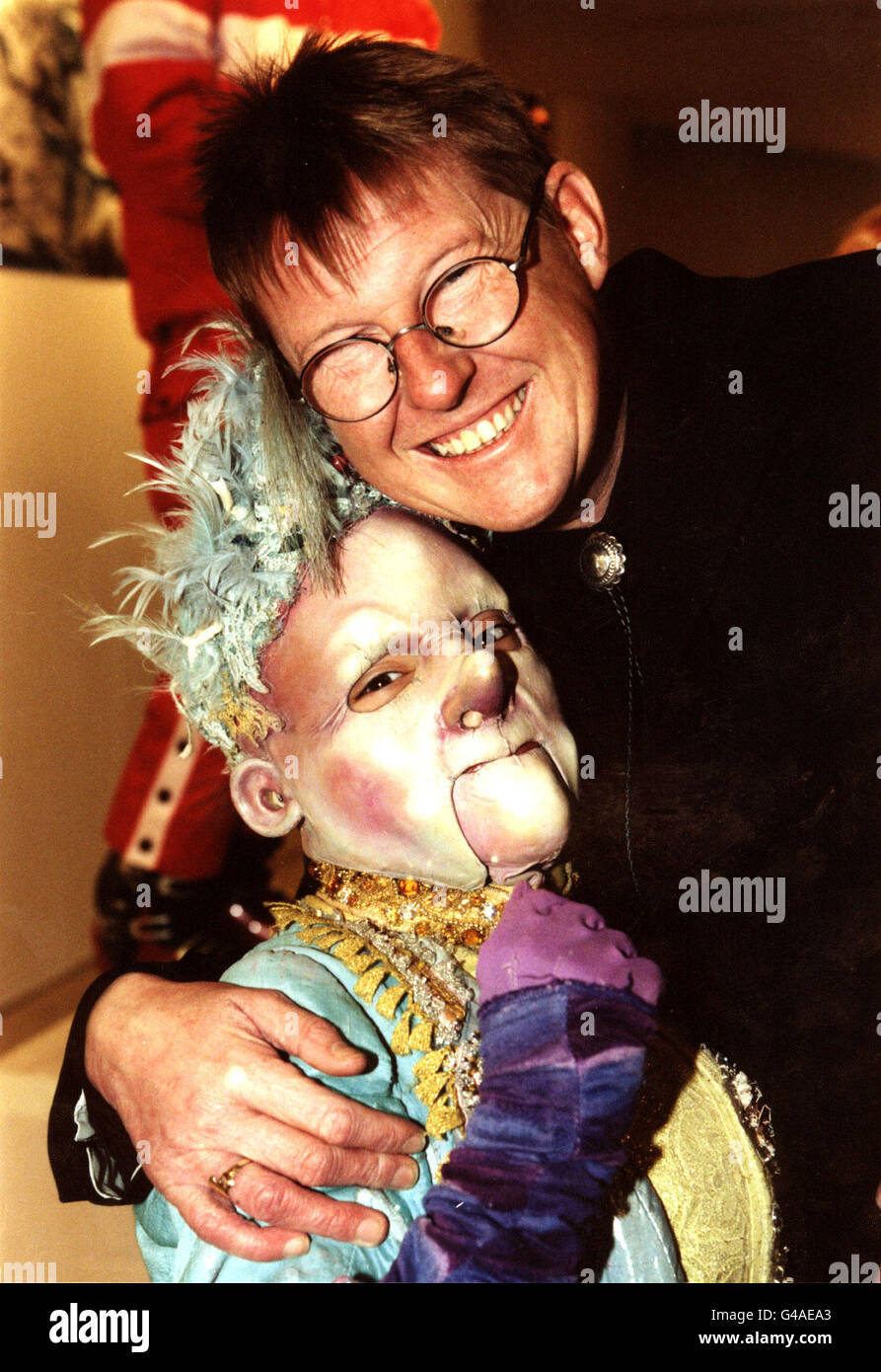 PA NEWS PHOTO 29/01/98 ITV SOAP 'CORONATION STREET' L'ATTORE KEVIN KENNEDY CON UNA COMMEDIA NANA DURANTE UNA SERATA DI TIROLO ORGANIZZATA DALL'UFFICIO TURISTICO NAZIONALE AUSTRIACO AL ROYAL COLLEGE OF ART KENSINGTON, LONDRA Foto Stock