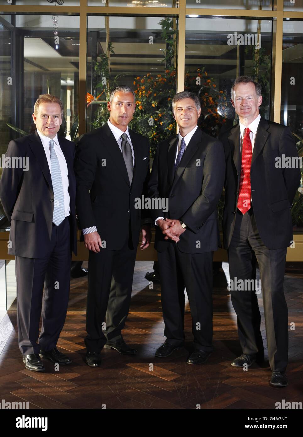 Simon Vincent Area President Europe Hilton Worldwide, Andreas Panayiotou Hotel Owner e Chairman of the Ability Group, Chris Nassetta President e CEO Hilton Worldwide e John Penrose MP Minister of Tourism, durante il lancio del London Syon Park, un Waldorf Astoria Hotel, situato a sette miglia da Knightsbridge e dall'Aeroporto di Heathrow. Foto Stock