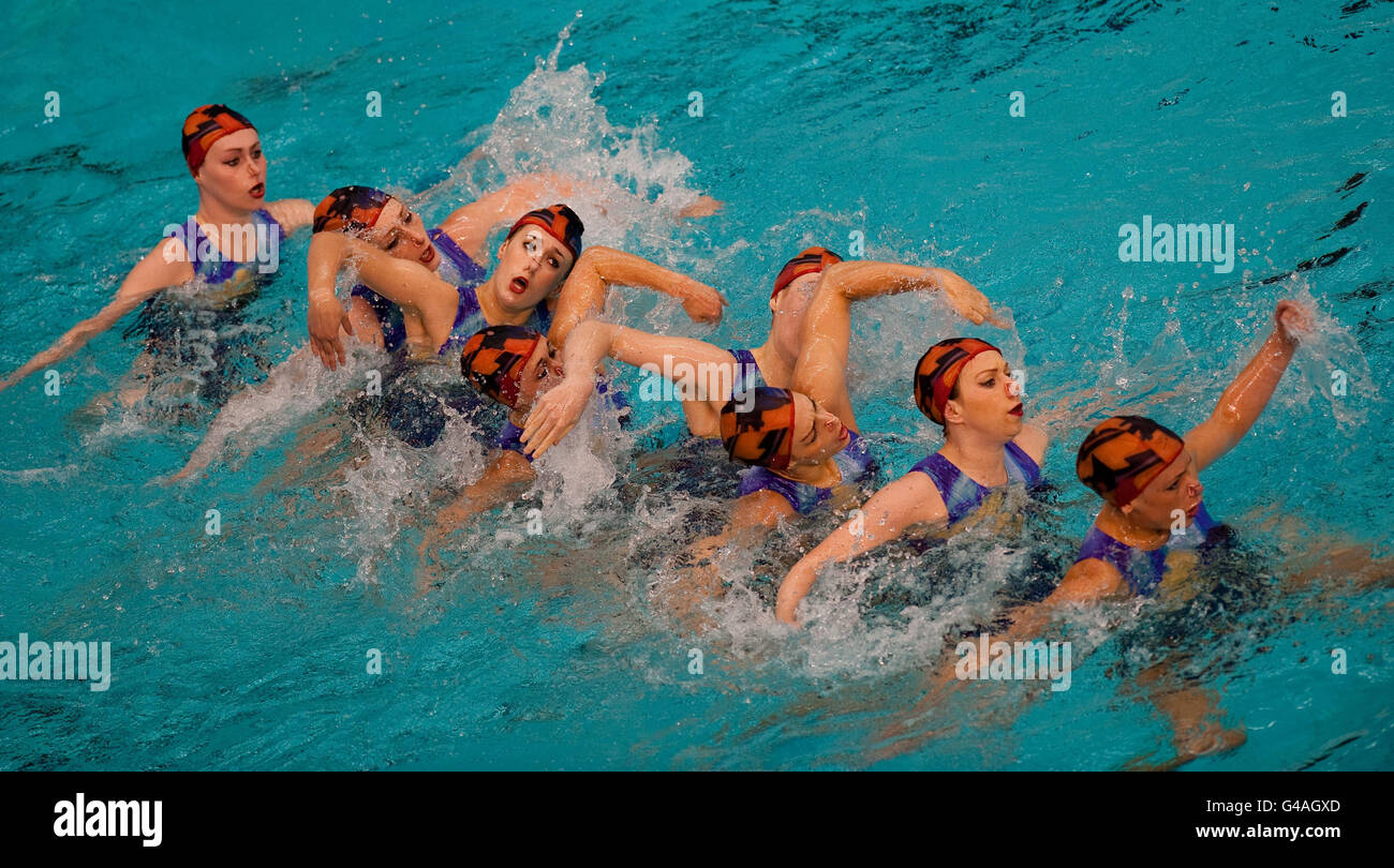 Il team Gran Bretagna gareggia nelle eliminatorie gratuite durante il secondo giorno della LEN European Synchronized Swimming Champions Cup 2011 a Stonds Forge, Sheffield. Foto Stock