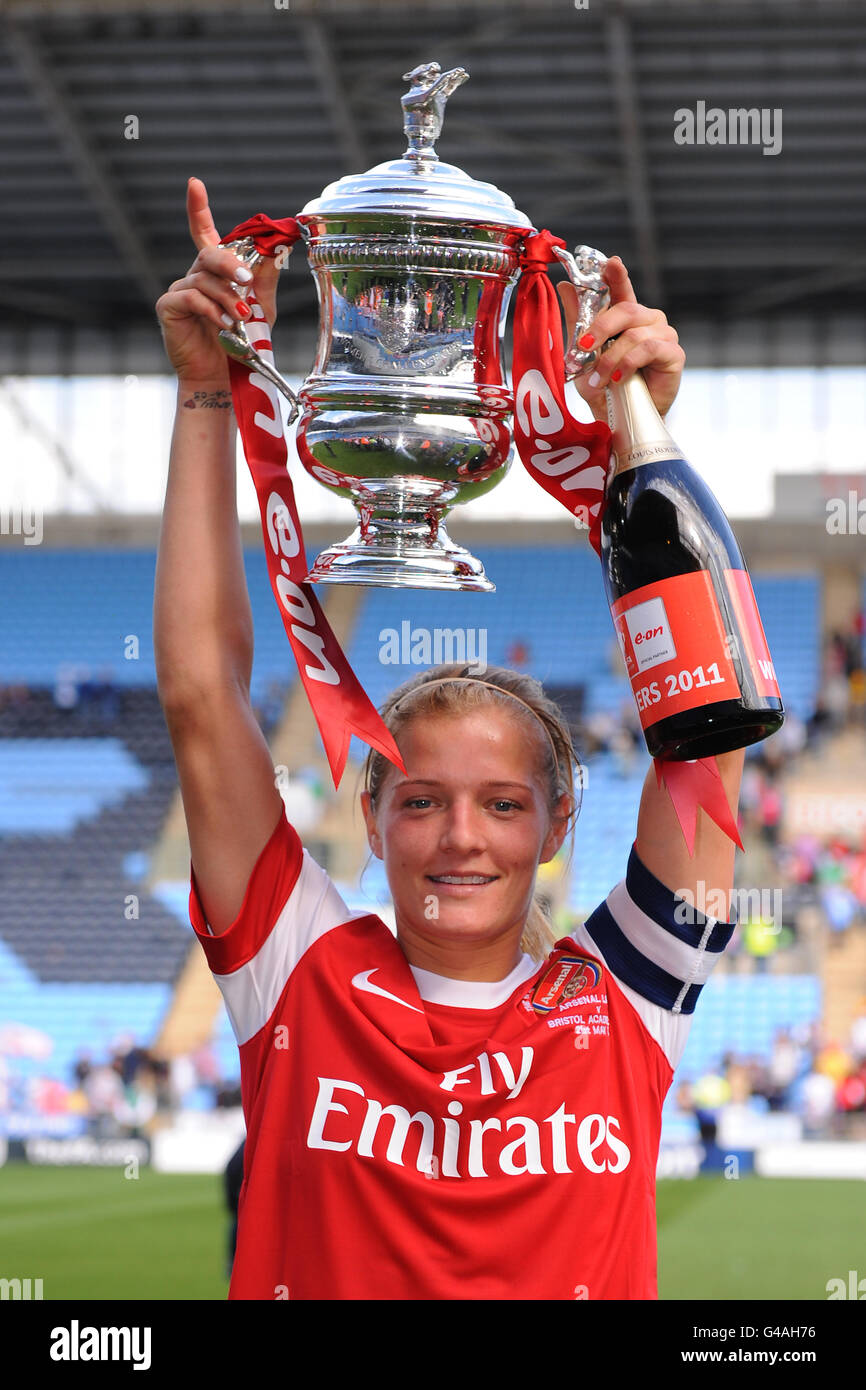 Calcio - Coppa fa Donna - finale - Arsenal v Bristol Academy - Ricoh Arena. Il capitano dell'arsenale Katie Chapman solleva la fa Cup Foto Stock