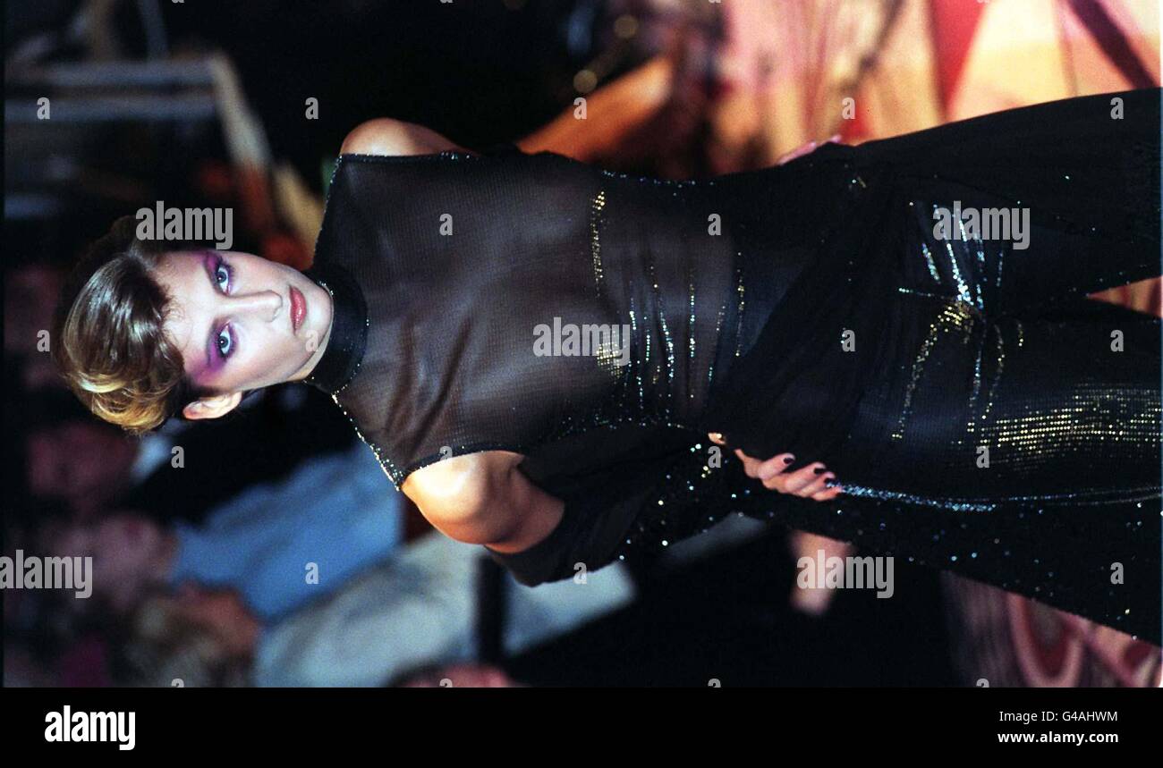 Un modello indossa un top nero senza maniche senza maniche, parte della collezione Tomasz Starzewski esposta oggi il secondo giorno della London Fashion Week (domenica). Foto di Stefan Rousseau/PA. Scopri PA Story FASHION Week Foto Stock