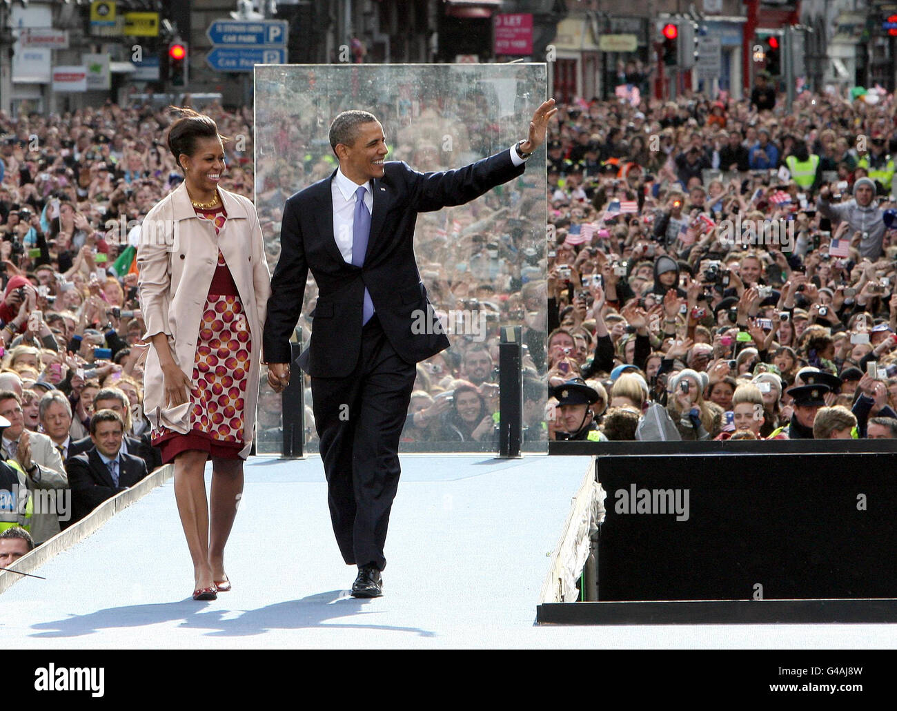 Il Presidente DEGLI STATI UNITI Barack Obama con First Lady Michelle Obama dopo aver tenuto un discorso al College Green di Dublino, durante la sua visita in Irlanda all'inizio di un tour di una settimana in Europa. Foto Stock