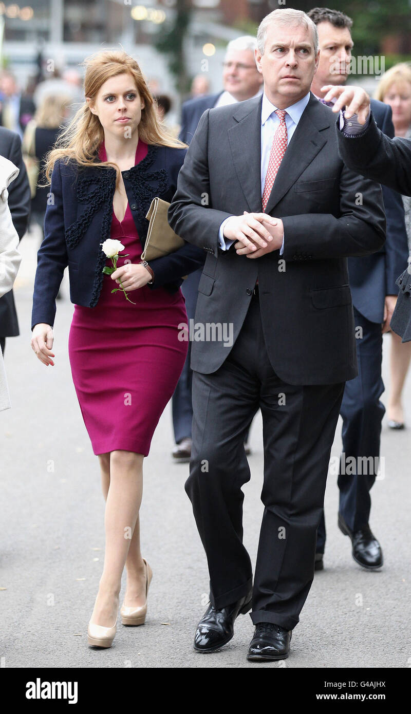 Il Principe Andrew, Duca di York e sua figlia Principessa Beatrice visitano il Chelsea Flower Show di Londra. Foto Stock