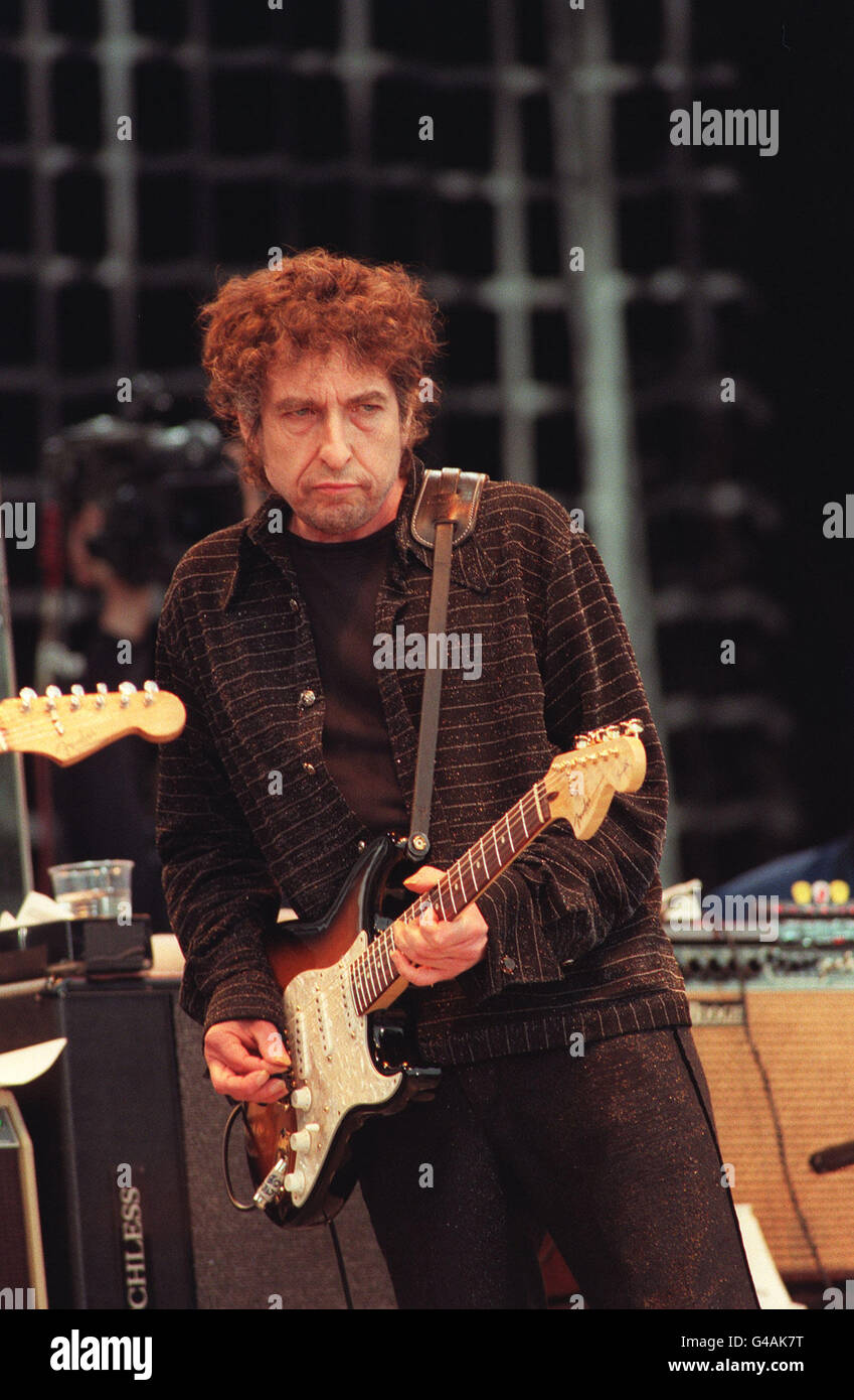 LA LEGGENDA DEL ROCK BOB DYLAN SUONA AD UN PUBBLICO STIMATO DI 150, 000 A HYDE PARK, LONDRA, AL MASTERCARD MASTERS OF MUSIC FESTIVAL. 28/05/97: Il cantante veterano ha annullato il suo tour nel Regno Unito dopo aver subito una grave paura del cuore. 27/09/97: Il cantante veterano è tra le candidature per il Premio Nobel Letteratura del prossimo anno. 23/06/04: Il leggendario cantante folk e rock Bob Dylan che ha ricevuto una laurea honoris da un'università britannica. L'Università di St Andrews stava facendo di Dylan un Dottore di Musica durante la cerimonia di laurea odierna alla Sala dei giovani. L'icona americana ne ha accettato solo una Foto Stock