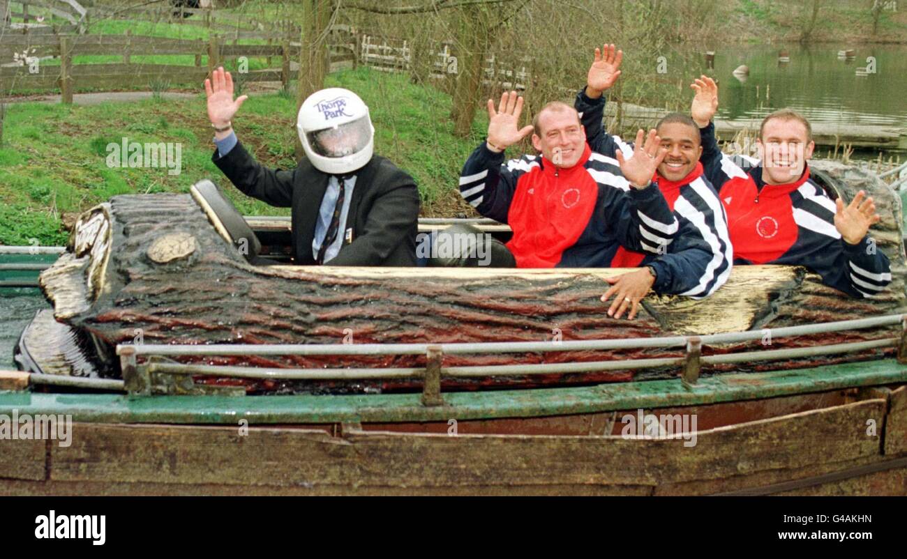 La squadra britannica della medaglia di bronzo olimpica di Bobsleigh sul Logger Leap al Thorpe Park, il parco a tema basato sul Surrey a Chertsey, oggi (Lunedi). (L-R ) Christopher Edge, Thorpe Park General Manager in caschetto crash, Bobsleigh driver Sean Olson, Dean Ward, e Paul Attwood, il quarto equipaggio Courtney Rumbolt ha dovuto perdere l'evento a causa del lavoro. La squadra ha una struttura di partenza pratica presso il Parco che è la più vicina su cui possono allenarsi, tranne che per viaggiare a corsi europei per esercitarsi. (Foto Martyn Hayhow) Foto Stock