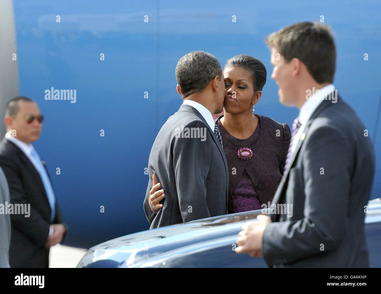 Il presidente AMERICANO Barack Obama abbraccia la prima signora Michelle Obama all'aeroporto di Stansted, vicino a Londra, alla fine della sua visita di stato in Gran Bretagna. Foto Stock