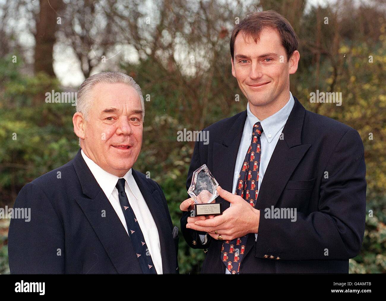 Yachtsman of the Year, Pete Goss (a destra), dopo aver ricevuto il premio Reader's Digest European of the Year, da Tony Bullimore, a Londra oggi (giovedì). Peter ha salvato eroicamente il francese Raphael Dinelli dalla morte nella gara non-stop di yacht Vendee Globe dello scorso anno, perdendo il suo posto vincente nel processo. Bullimore sopravvisse a tre giorni di estenuanti naufragi in mare. Foto di Michael Stephens. GUARDA LA STORIA DI PA. Foto Stock