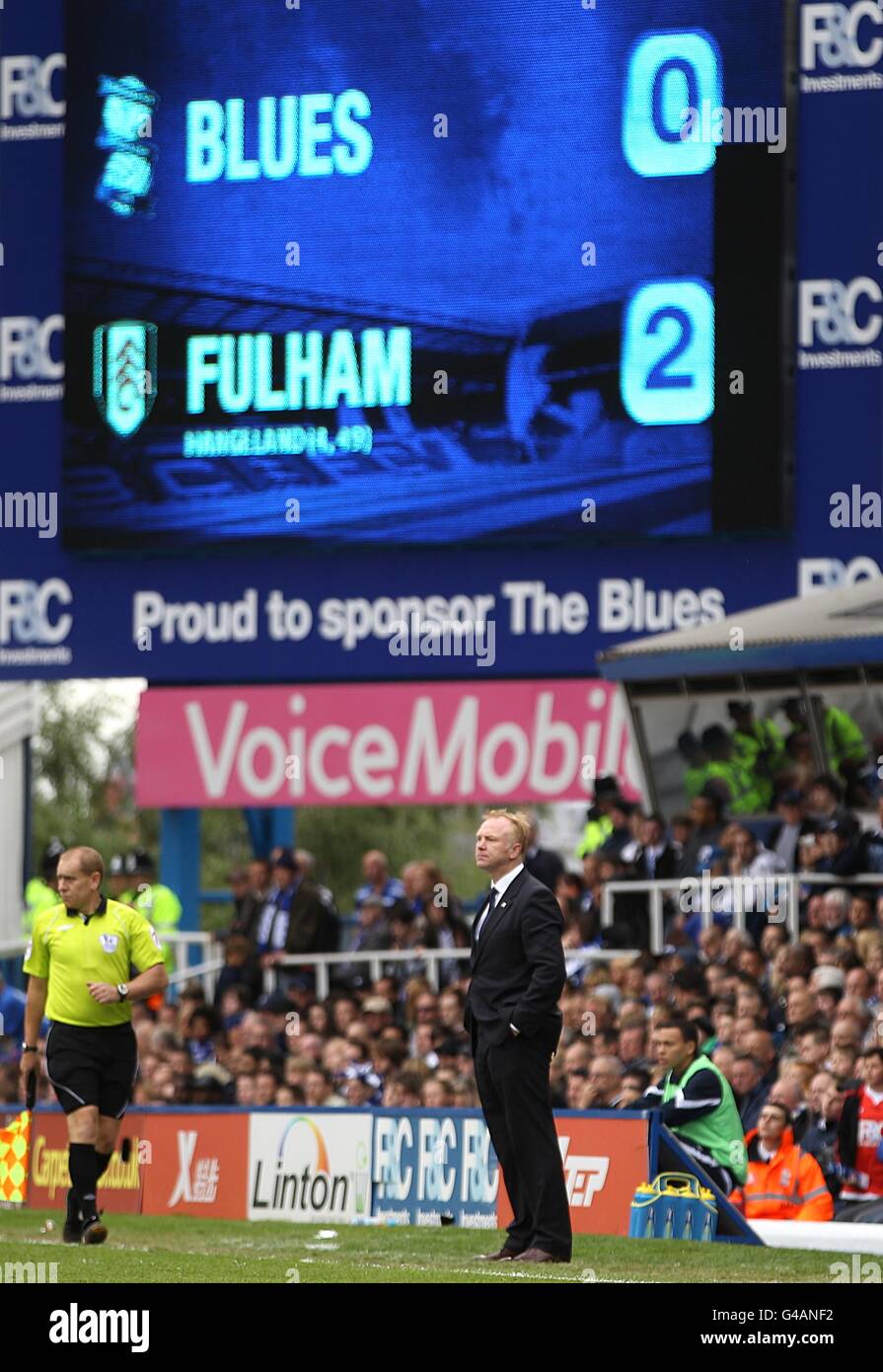 Il manager della città di Birmingham Alex McLeish si alza in piedi per la linea di contatto Come il tabellone legge Blues 0 Fulham 2 Foto Stock