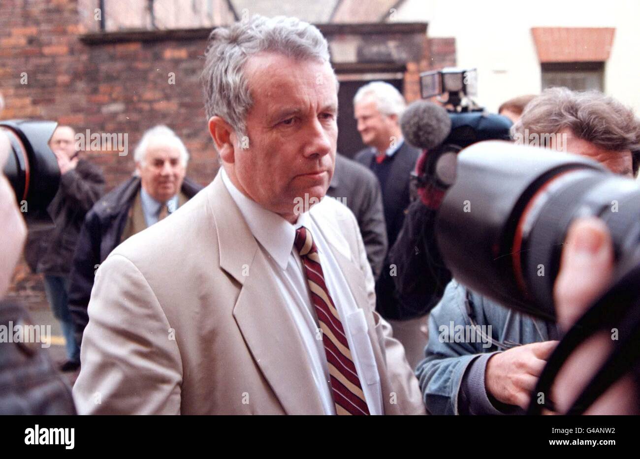 L'onorevole Martin Bell, deputato indipendente, spiega la sua posizione in una conferenza stampa affollata tenutasi oggi (venerdì) nella sua circoscrizione di Knutsford, Cheshire, dopo aver sostenuto che un disegno di legge del 9,400 era stato pagato dai laburisti e dai liberaldemocratici senza essere dichiarato sulle sue spese elettorali. Vedere PA storia POLITICA Bell. Foto di Dave Kendall/PA*EDI* Foto Stock