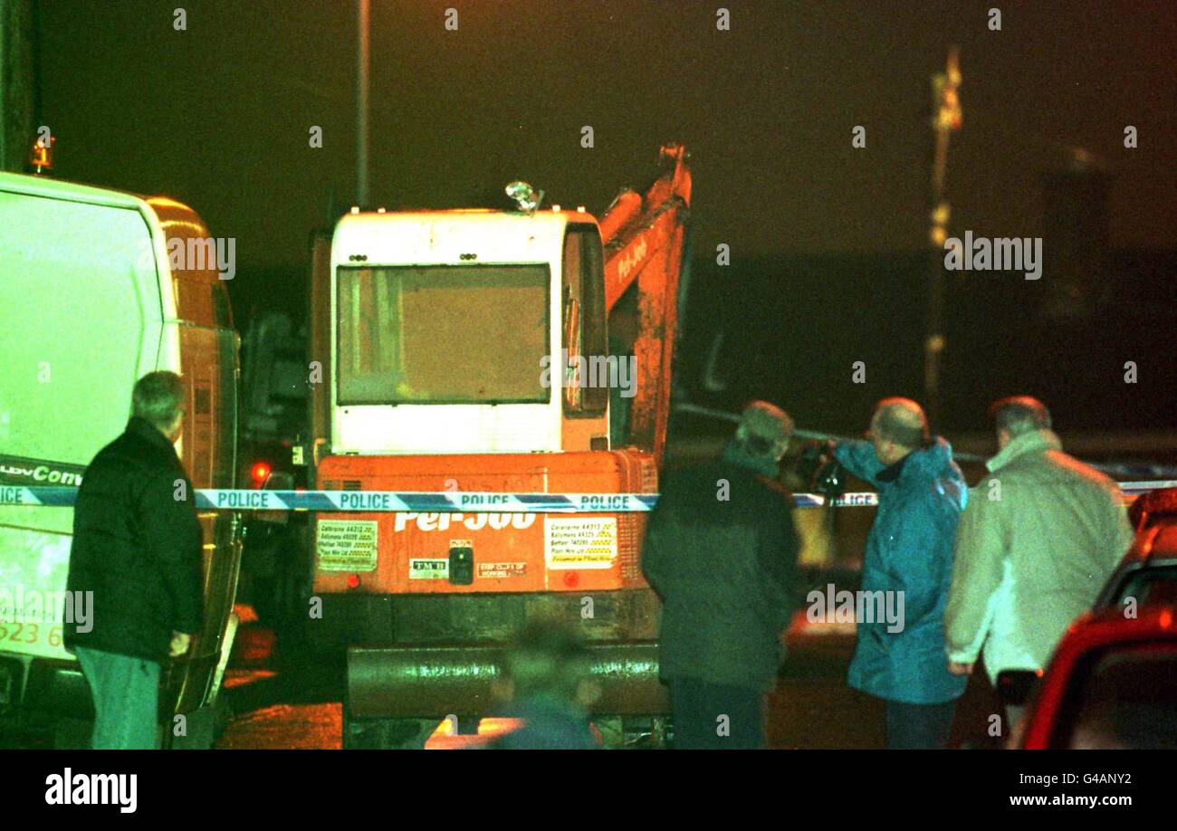 Ufficiali forensi sulla scena delle ultime riprese a Hesketh Road, Ardoyne, North Belfast, UN pilota cattolico digger è stato ucciso nel suo taxi mentre stendeva le tubature nel tardo pomeriggio (venerdì). Foto di Brian Little/PA Foto Stock