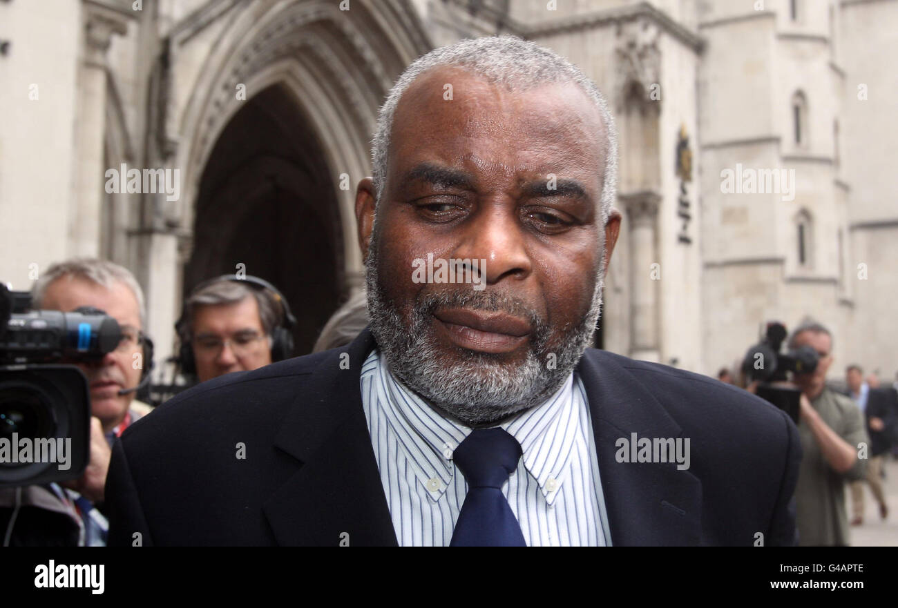 Il padre di Stephen Lawrence, Neville, fuori dall'High Court nel centro di Londra, dove è stato annunciato che Gary Dobson, 35 anni, e David Norris, 34 anni, saranno presentati davanti a una giuria di Old Bailey, nel mese di novembre, accusata dell'assassinio di Lawrence, 18 anni. Foto Stock