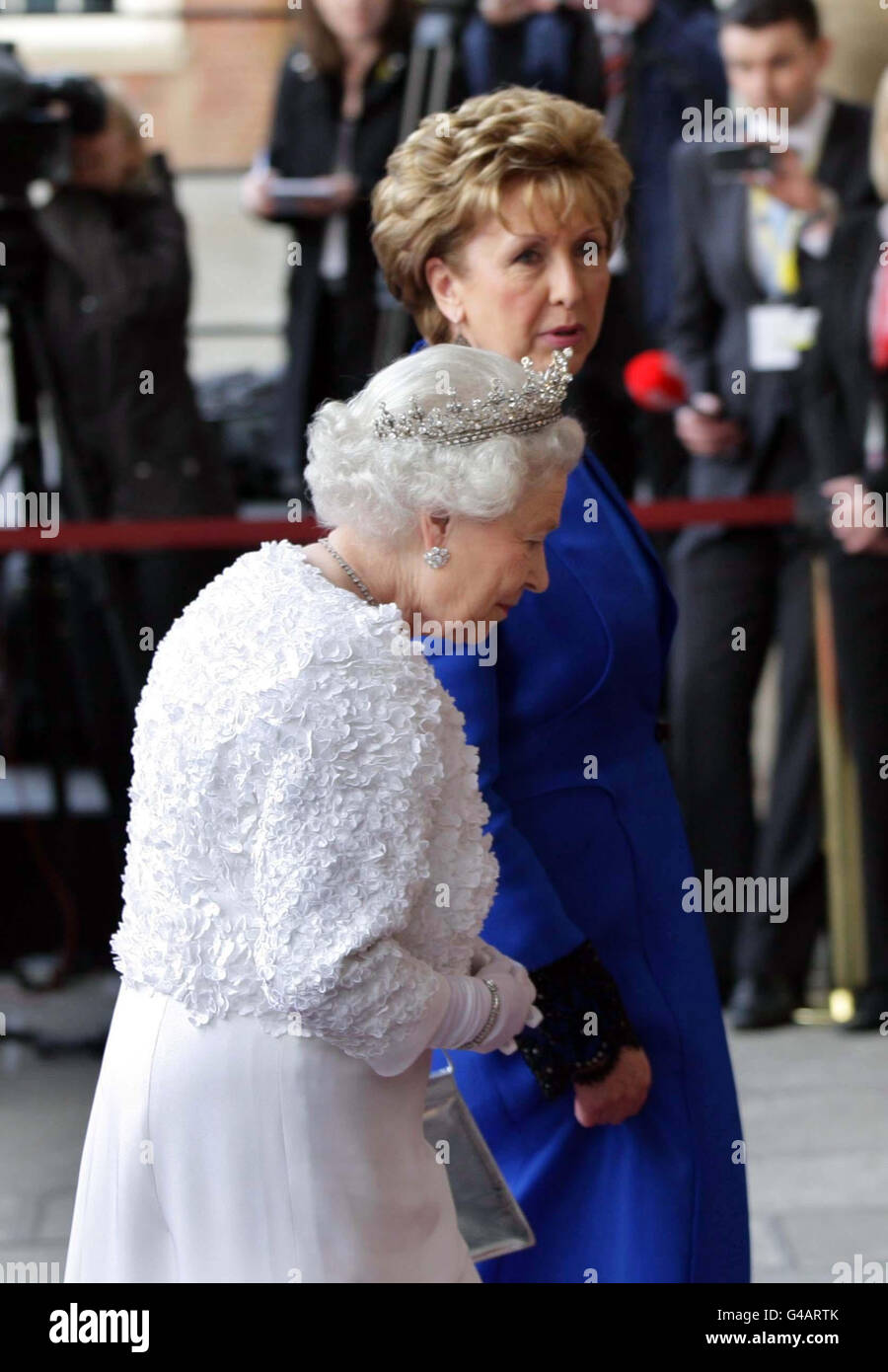 La Regina Elisabetta II della Gran Bretagna e il Presidente Irlandese Mary McAleese al Castello di Dublino questa sera per una cena di Stato il secondo giorno della sua visita di Stato in Irlanda. Foto Stock