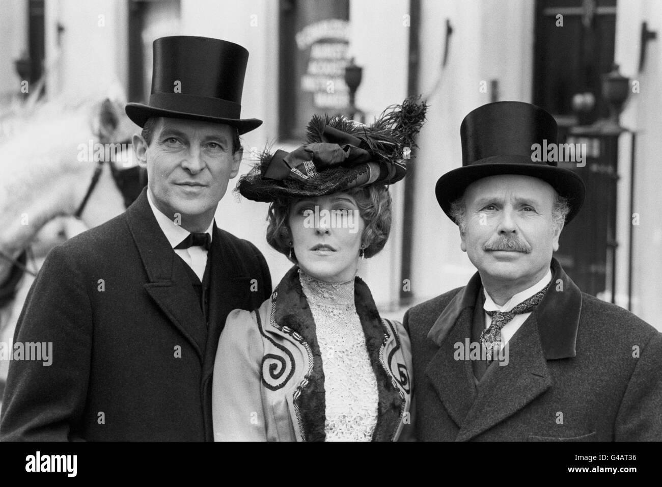 L'attore Edward Hardwicke (r) che interpreta il dottor Watson nella serie televisiva di Granada "il ritorno di Sherlock Holmes" sul set a Manchester con Jeremy Brett (l) che interpreta Sherlock Holmes, e Patricia Hodge, che interpreta Lady Hilda Trelawney Hope, durante le riprese dell'episodio "l'avventura del secondo Stain". Foto Stock