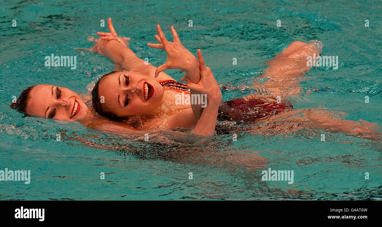 Il duo ucraino Synchronize Lotita Ananasova e Anna Voloshyna competono nei preliminari tecnici durante il giorno uno della LEN European Synchronized Swimming Champions Cup 2011 a Ponds Forge, Sheffield. Foto Stock