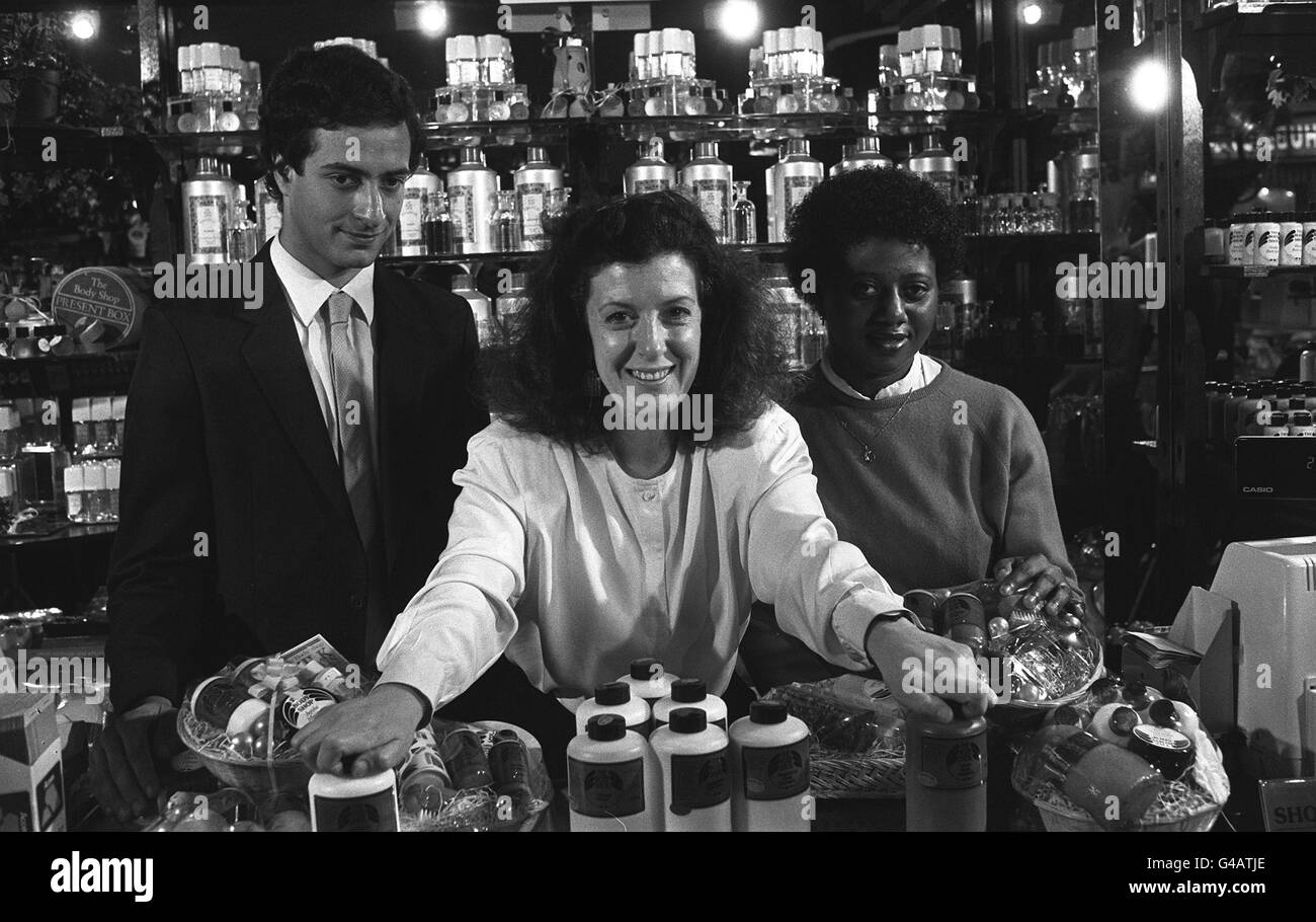 PA NEWS FOTO 29/1/86 ANITA RODDICK fondatore e managing director di 'THE BODY SHOP' DI LONDRA CON DUE sesta forma studenti (JACKIE FOLI DA NORD WESTMINSTER comunità Scuola) e (JEREMY CALLMAN da Westminster School) chi sarà il suo â ombreâ PER UNA SETTIMANA DURANTE L'industria anno 1986. Foto Stock