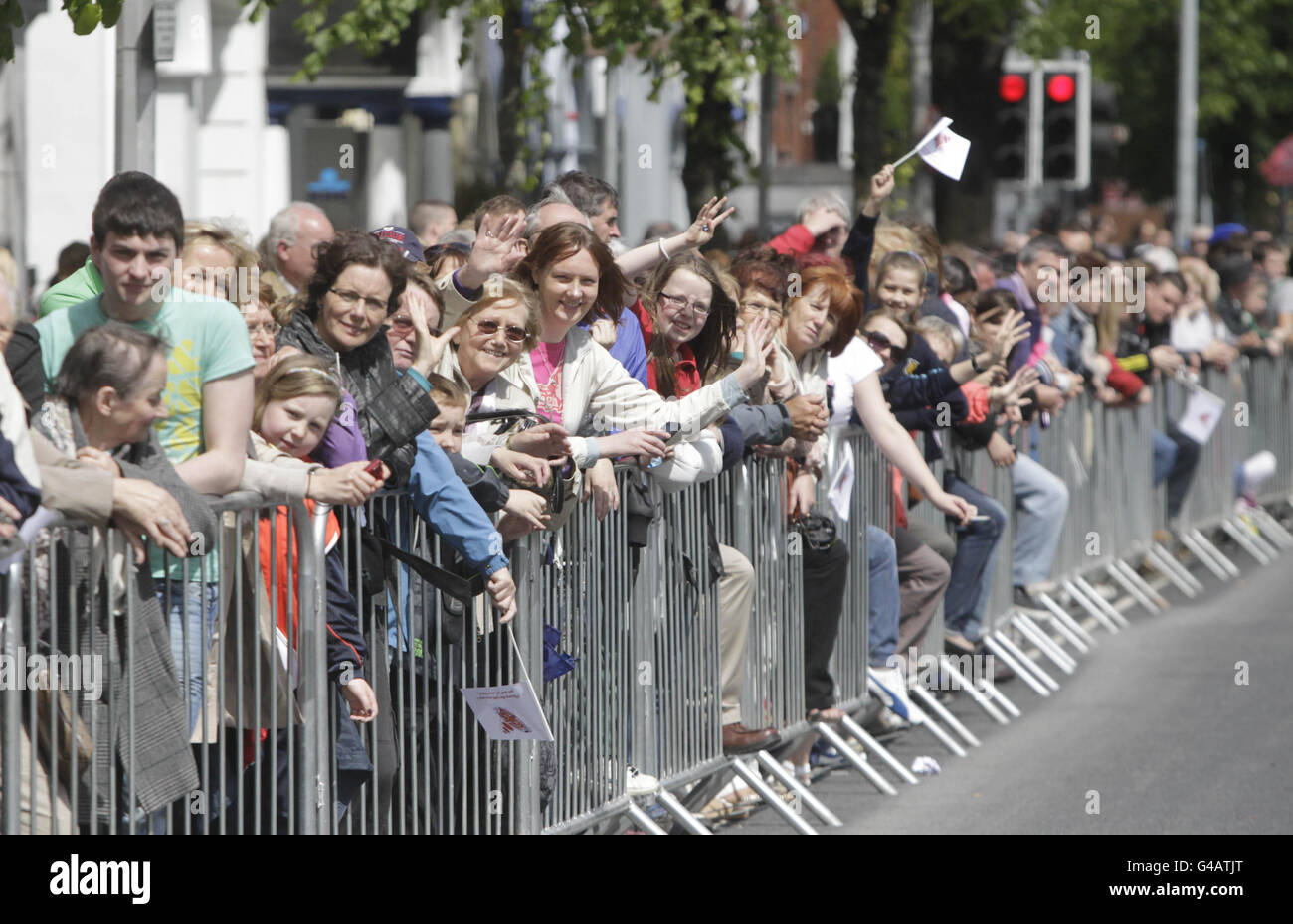 Le folle si radunano mentre la regina Elisabetta II visita il mercato inglese di Cork, durante la visita di Stato in Irlanda. Foto Stock