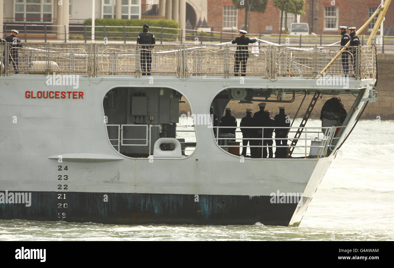 La HMS Gloucester ritorna alla base navale reale di Portsmouth per l'ultima volta mentre vola il suo pennant "a pagamento". Foto Stock