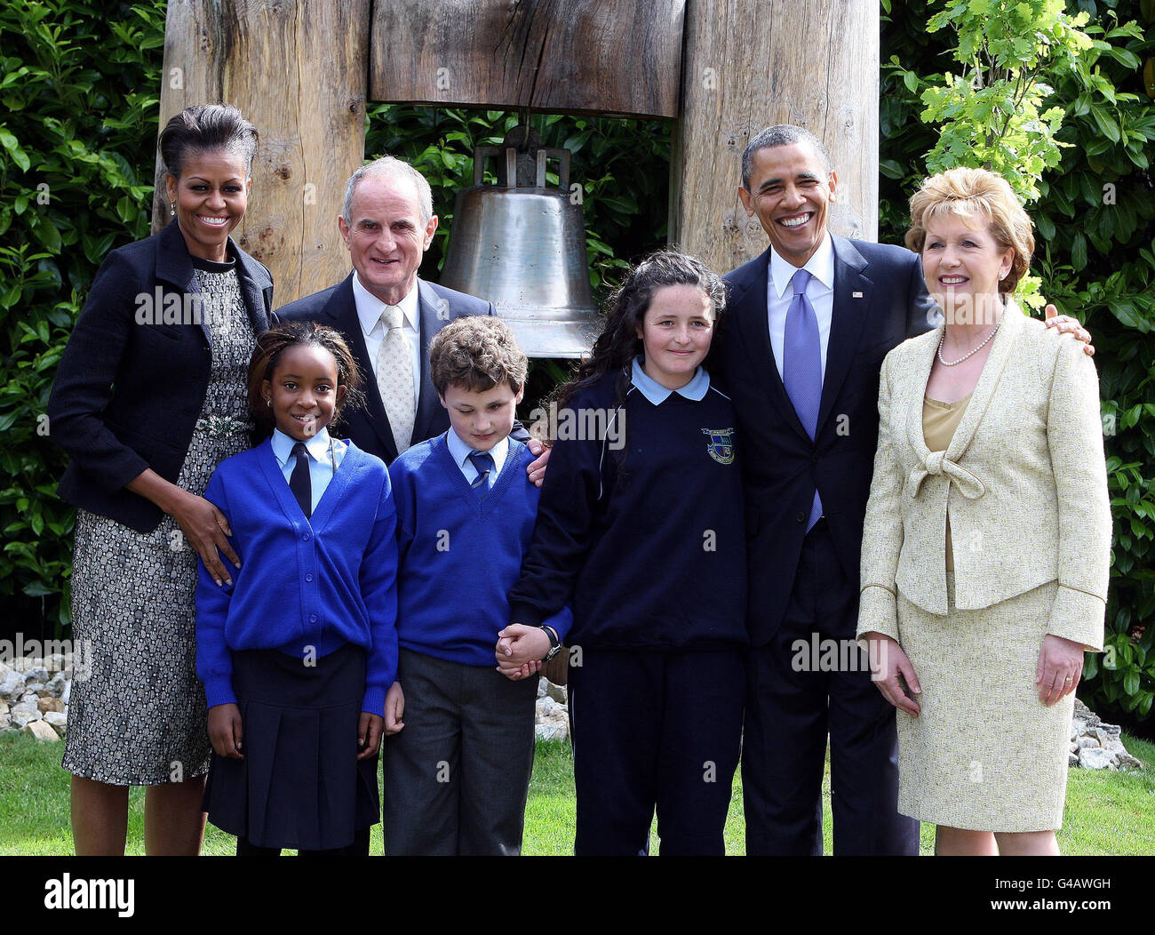 (Da sinistra a destra) First Lady Michelle Obama, Dr Martin McAleese, Presidente degli Stati Uniti Barack Obama e Presidente irlandese Mary McAleese, incontra i bambini della scuola, Onyedita Ukachukwu 8, Colm Dunne 9 e Margaret McDonagh 10, ad Aras an Uachtarain, Phoenix Park, dopo una cerimonia di piantagione di alberi, durante la visita del Presidente Obama in Irlanda. Foto Stock