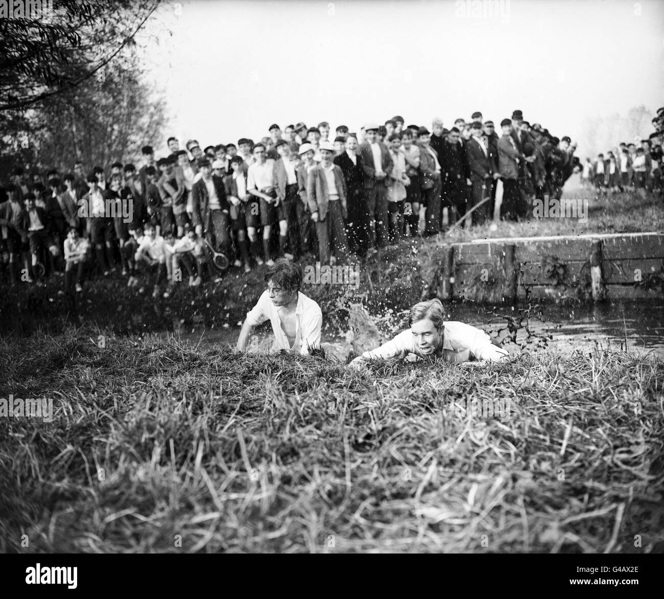 Atletica - annuale Eton Steeplechase - Eton. Concorrenti al salto d'acqua nella gara Senior di Eton. Foto Stock