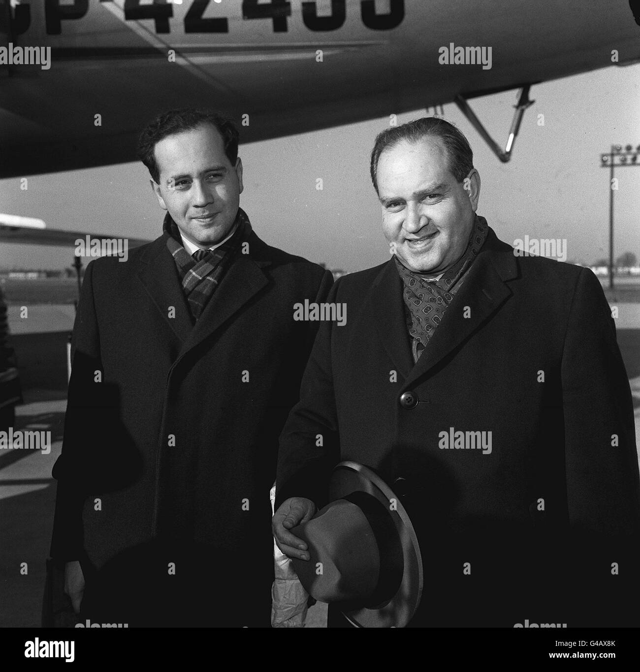 PA NEWS PHOTO 14/2/61 DUE DEI PIÙ GRANDI VIOLINISTI DEL MONDO DAVID OISTRAKH E SUO FIGLIO IGOR ALL'AEROPORTO DI HEATHROW DI LONDRA CHE ARRIVANO DA MOSCA PER FARE LA LORO PRIMA APPARIZIONE CONGIUNTA A UN CONCERTO FUORI DALL'URSS Foto Stock