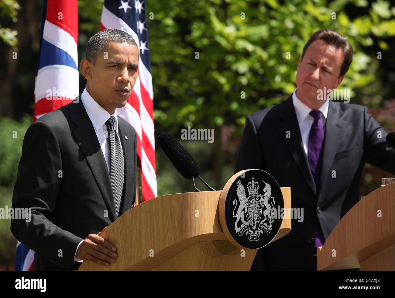 Il primo ministro britannico David Cameron (destra) e il presidente degli Stati Uniti Barack Obama tengono una conferenza stampa congiunta sui prati della Lancaster House, Londra. Foto Stock