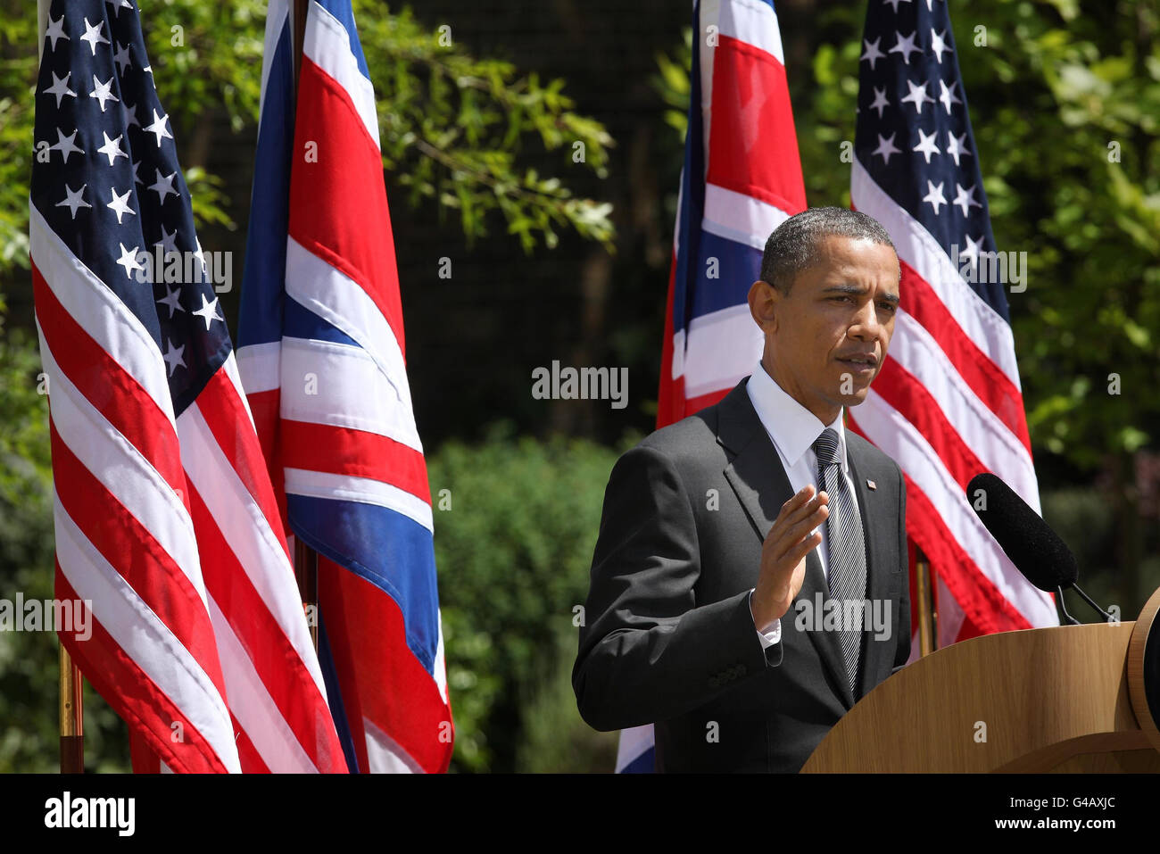 Il presidente DEGLI STATI UNITI Barack Obama, parla durante una conferenza stampa congiunta con il primo ministro David Cameron, sui prati della Lancaster House, Londra. Foto Stock